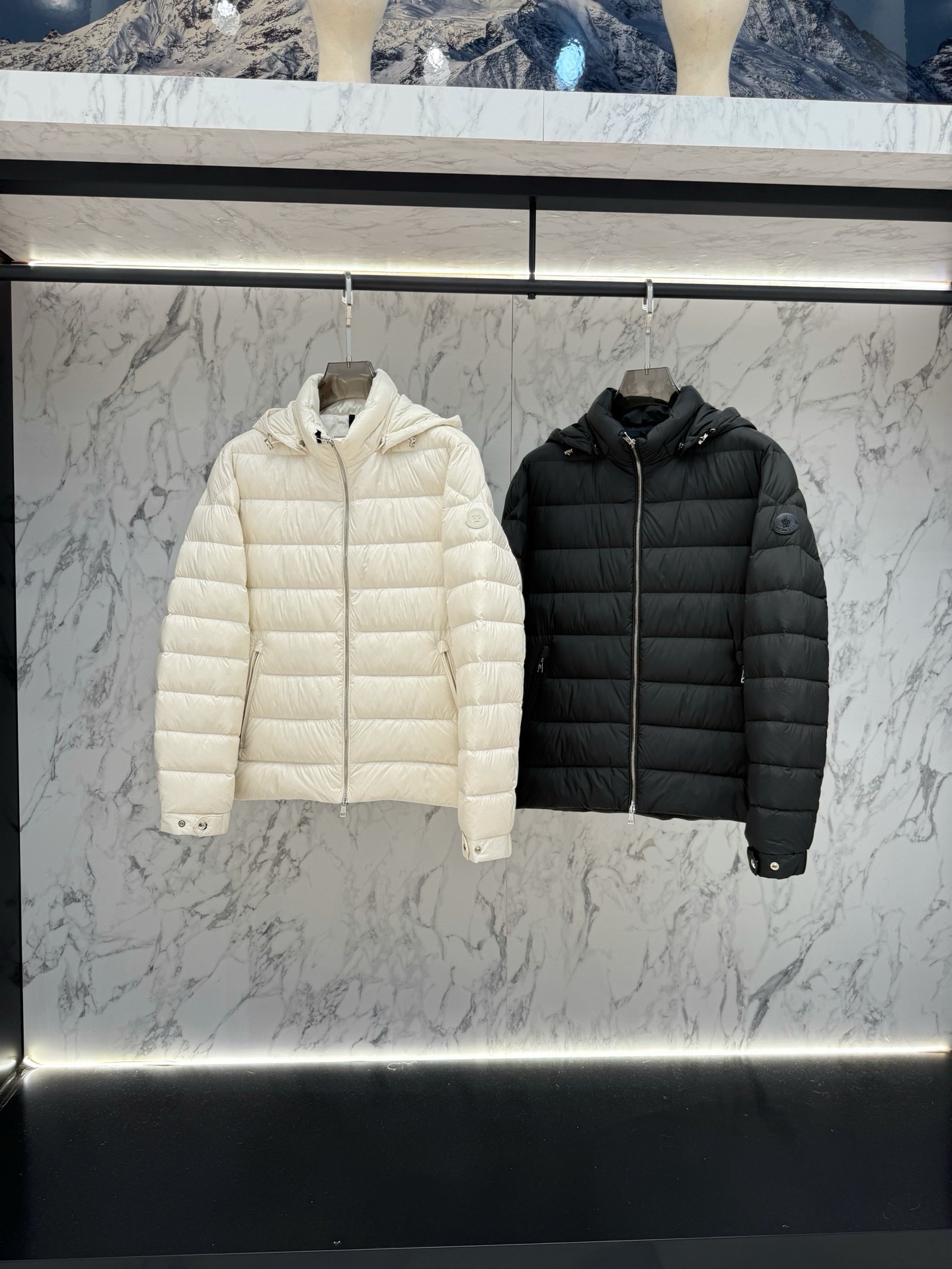 Пуховик мужской Moncler Alrai тёмно-серого цвета с капюшоном и натуральным пухом