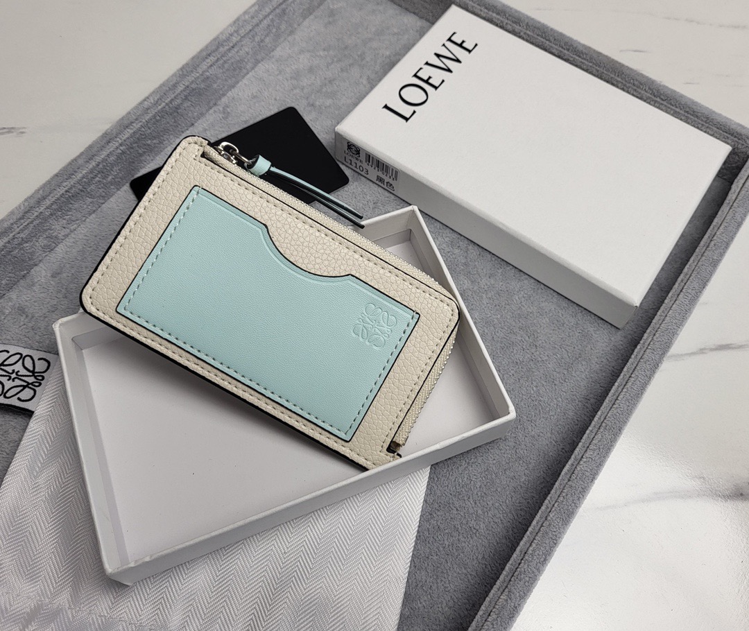 Картхолдер в стиле Loewe Anagram L1103 молочно-кремового  цвета