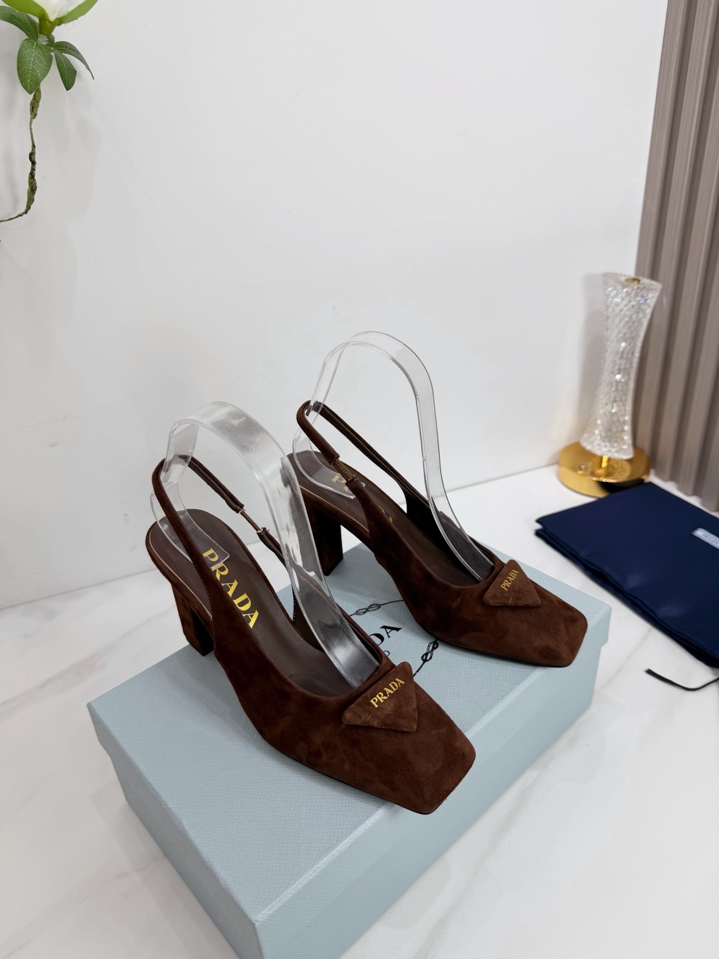 Туфли женские Prada из натуральной замши коричневого цвета