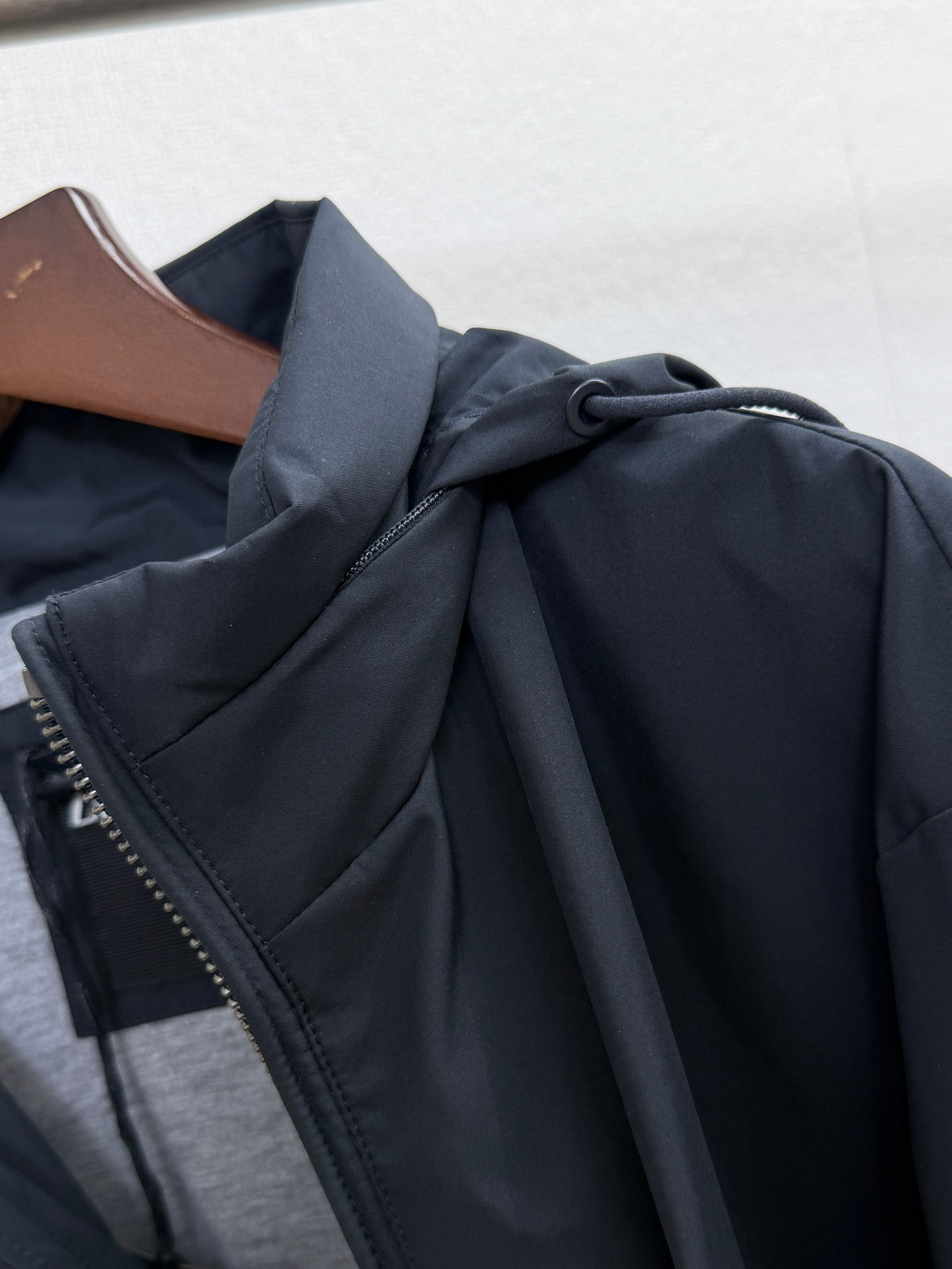 Куртка мужская в стиле Zegna с капюшоном демисезонная черного цвета