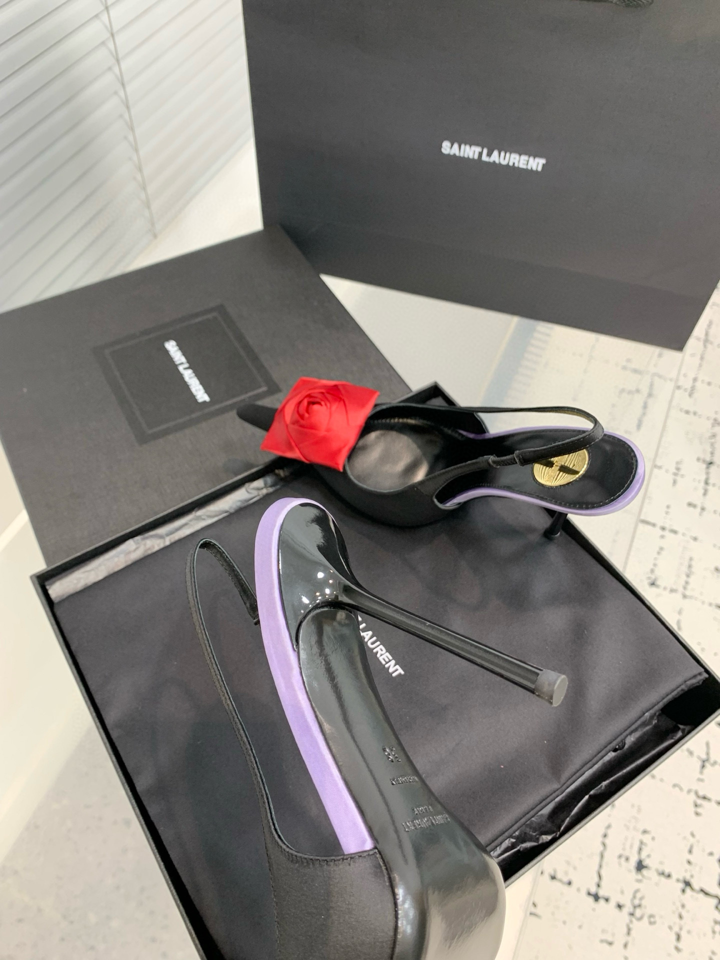 Туфли женские Saint Laurent с цветком slingback чёрного цвета с красным декором