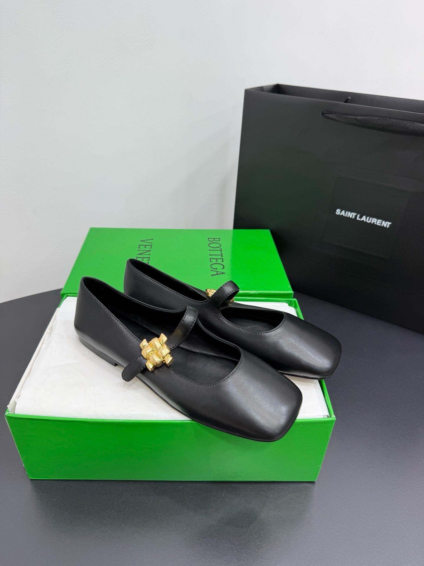 Балетки женские Bottega Veneta Charlotte чёрного цвета