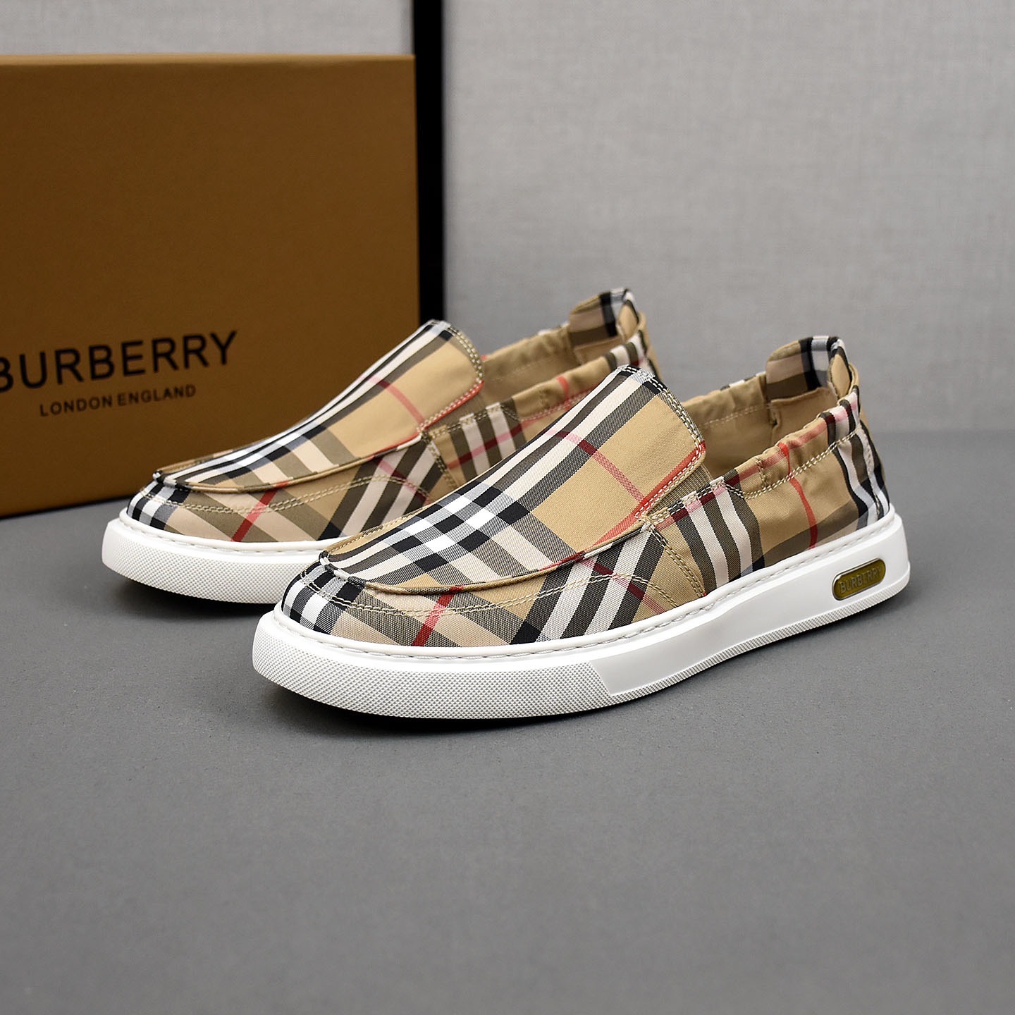 Слипоны мужские в стиле Burberry бежевого цвета