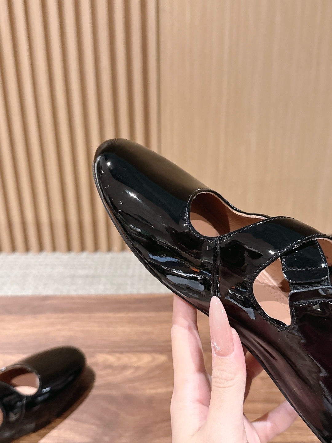 Балетки женские в стиле Alaïa с ремешками черного цвета