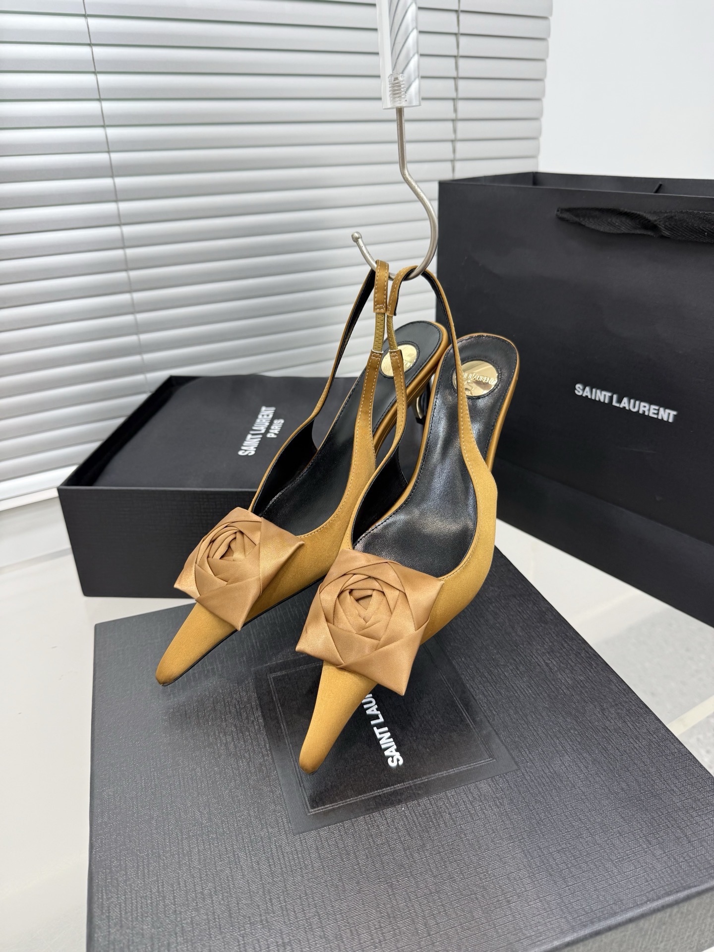 Туфли женские в стиле Saint Laurent жёлтого цвета