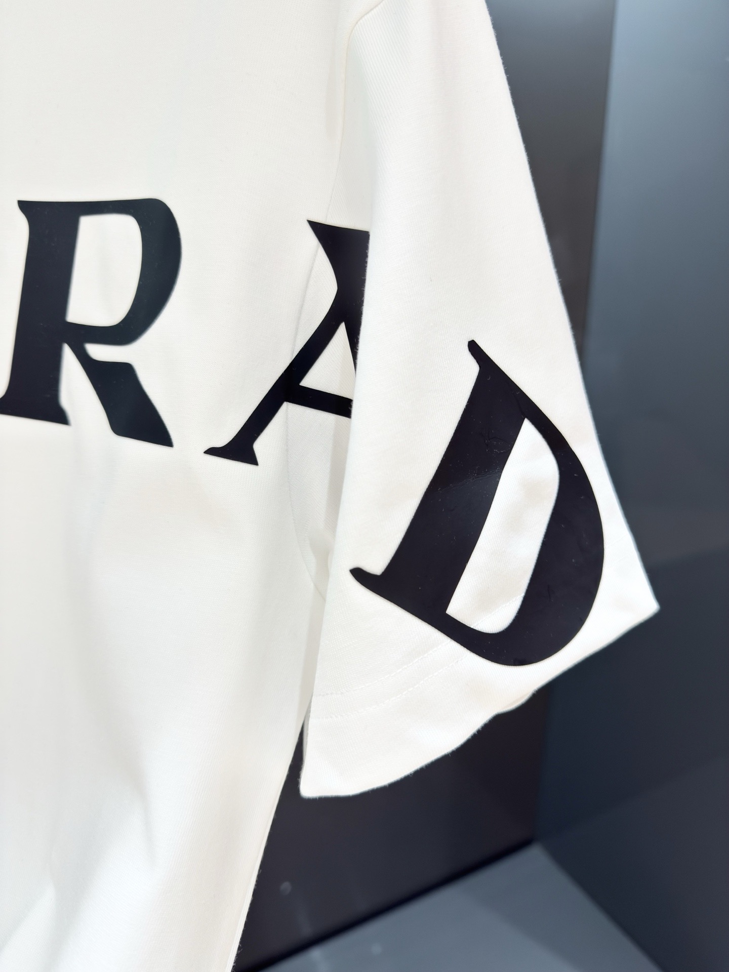 Футболка мужская в стиле Prada с логотипом хлопковая базовая белого и чёрного цвета