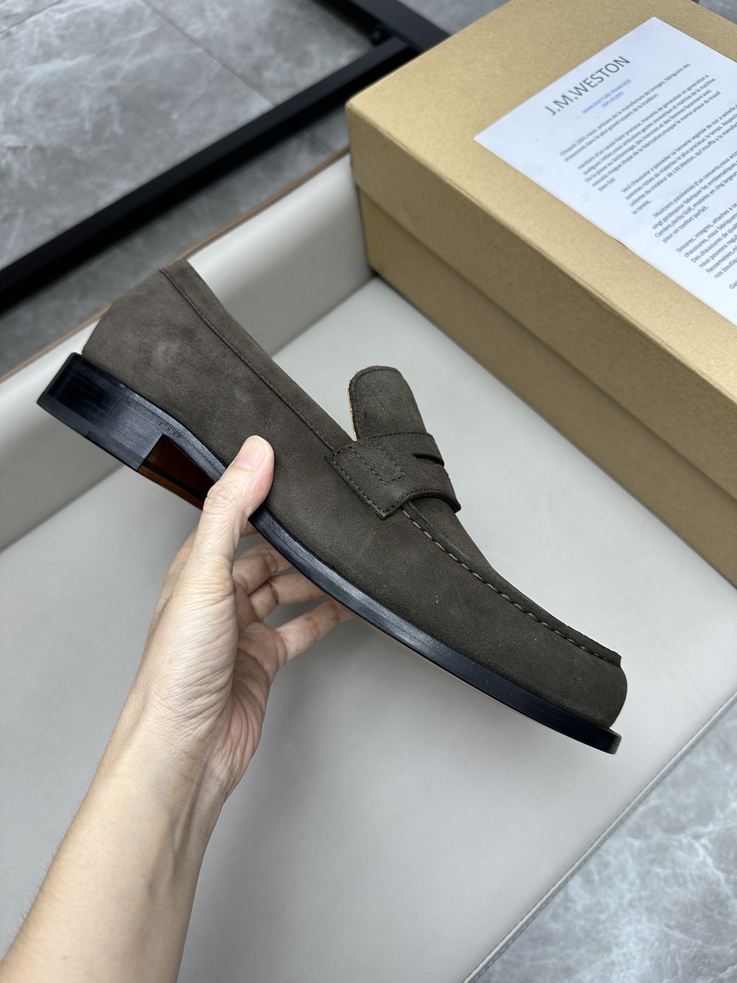 Лоферы мужские в стиле J.M. Weston из натуральной замши серого цвета