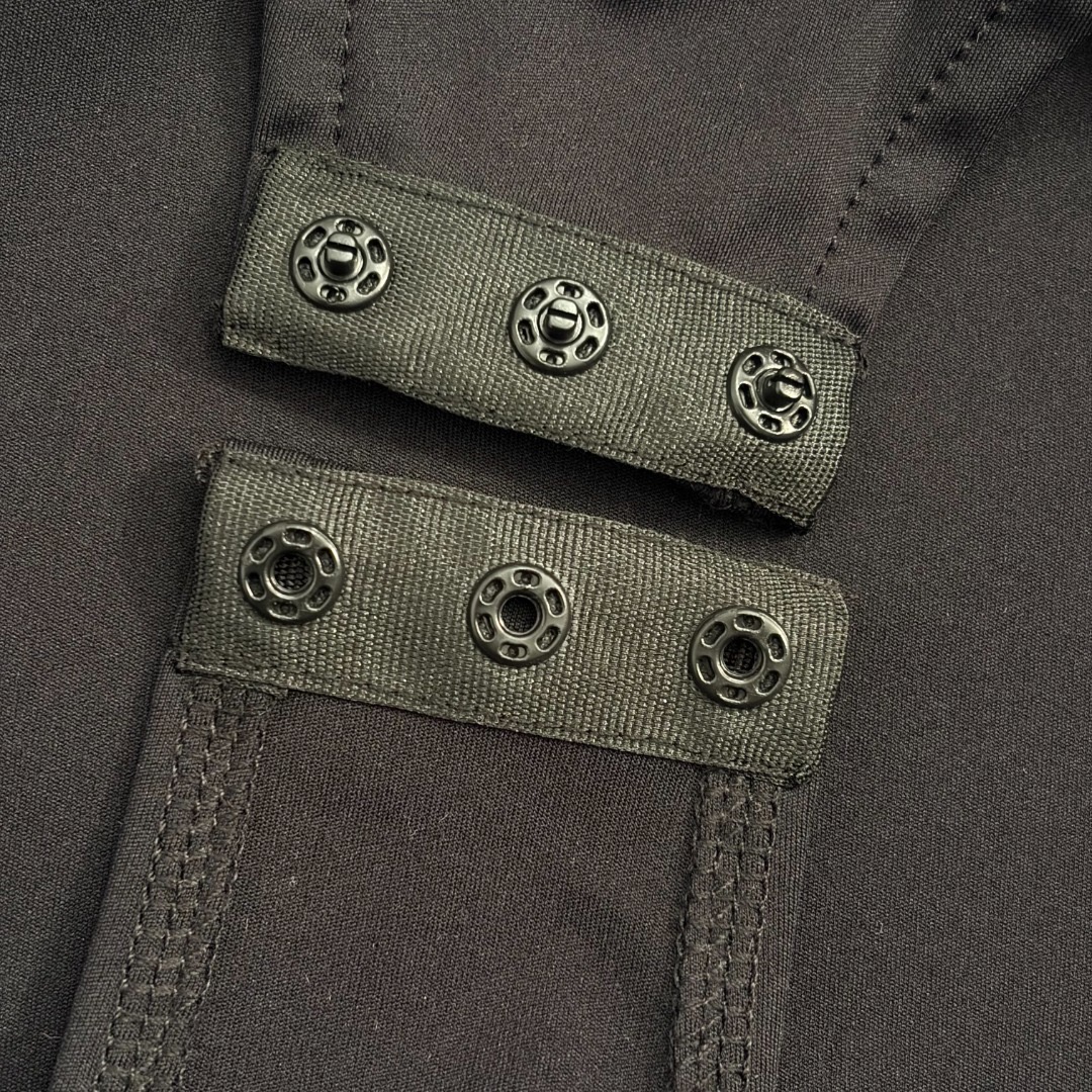 Купальник женский в стиле Versace слитный чёрного цвета с декоративной фурнитурой