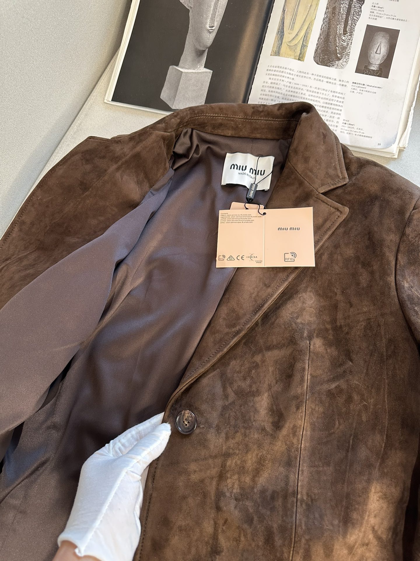 Куртка женская в стиле Miu Miu из натуральной замши коричневого цвета с классическим кроем