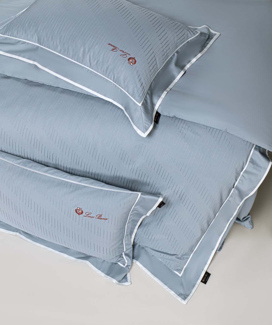 Комплект постельного белья в стиле Loro Piana Interiors голубого цвета