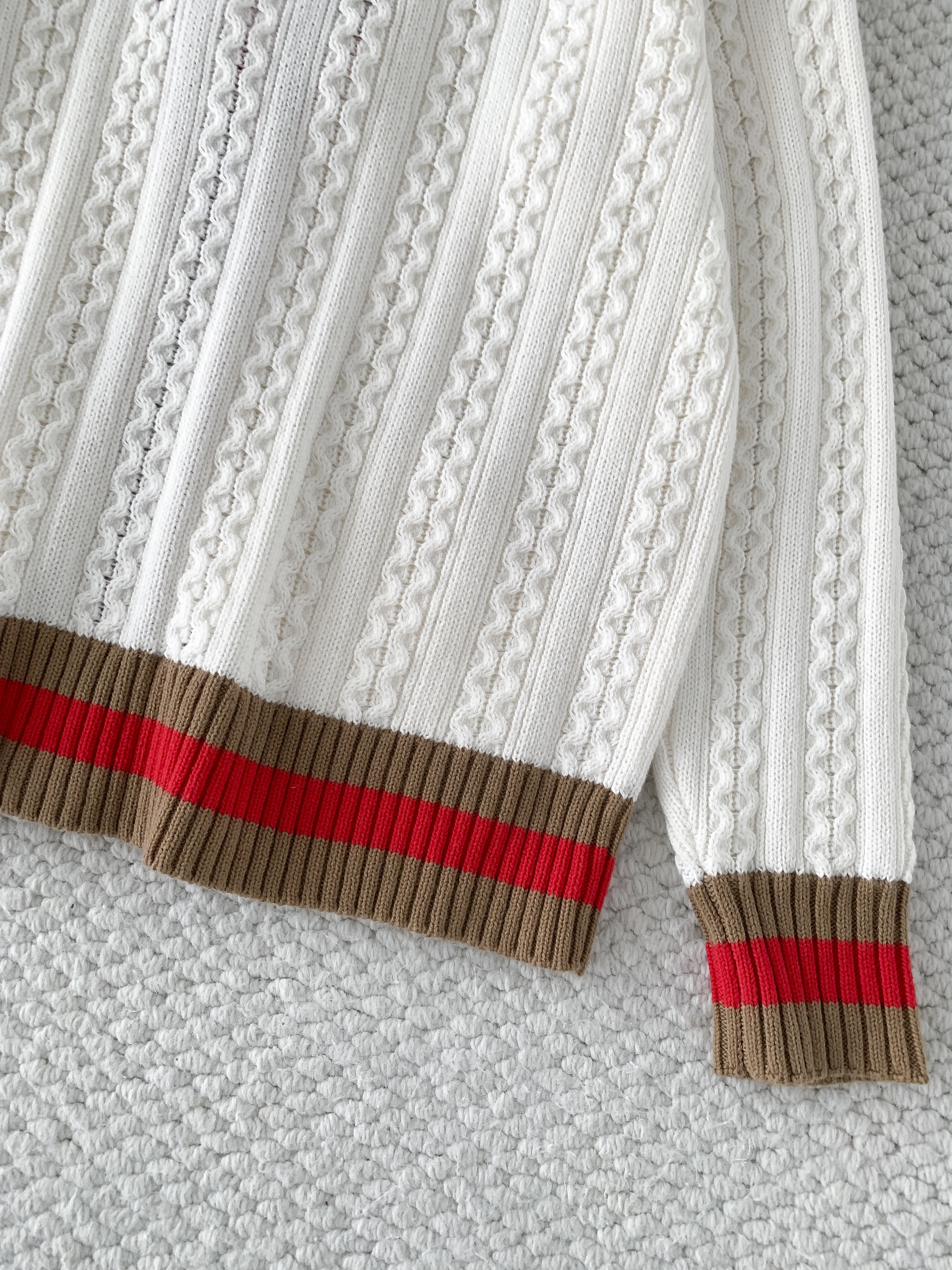 Кардиган женский в стиле Chanel белого цвета с контрастной отделкой