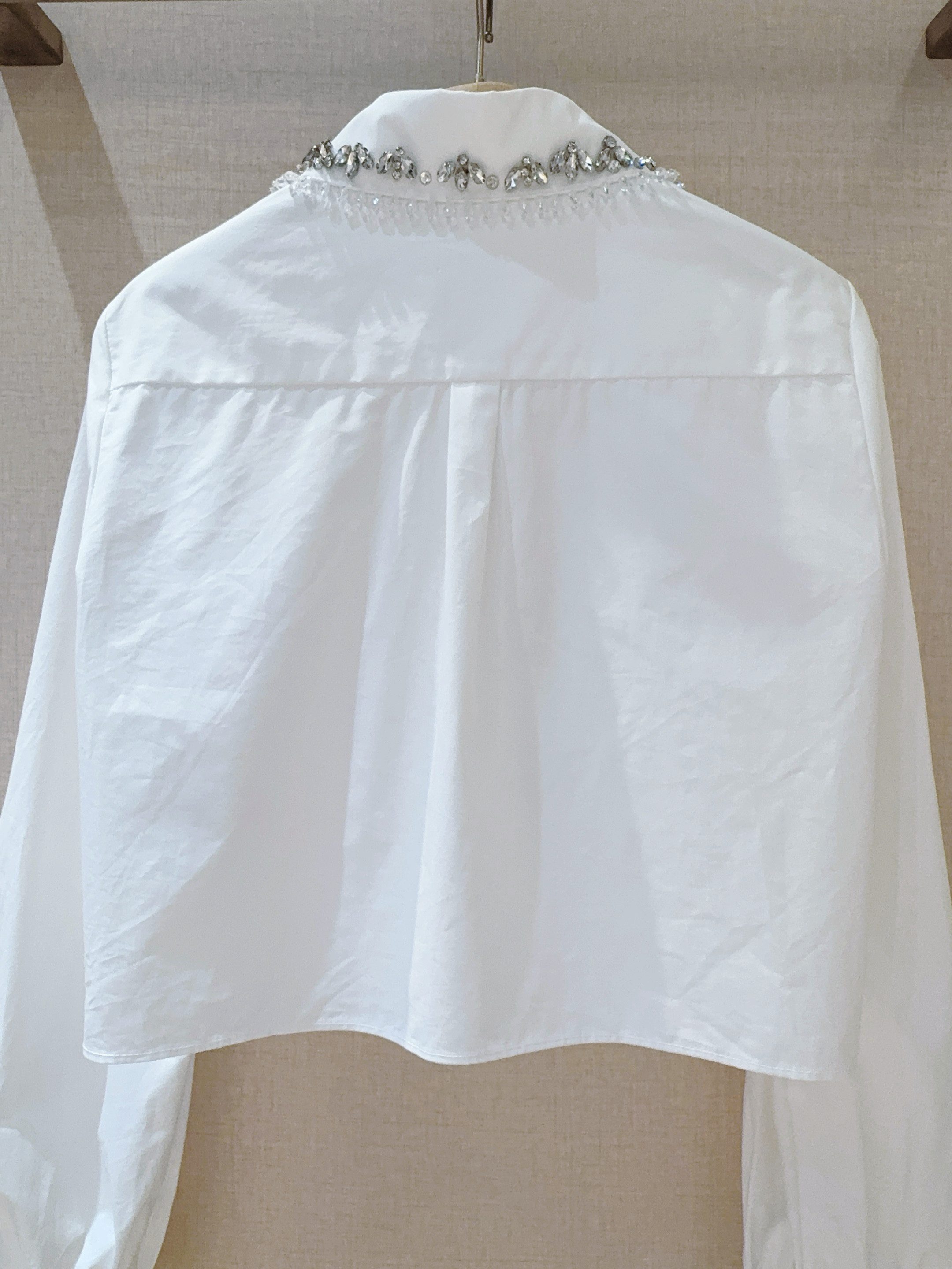 Рубашка женская в стиле CinqàSept  из хлопка белого цвета укороченная с декоративной отделкой