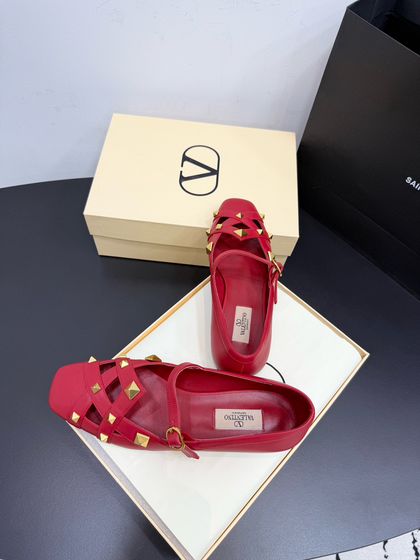 Туфли женские в стиле Valentino Garavani Rockstud с заклёпками красного цвета