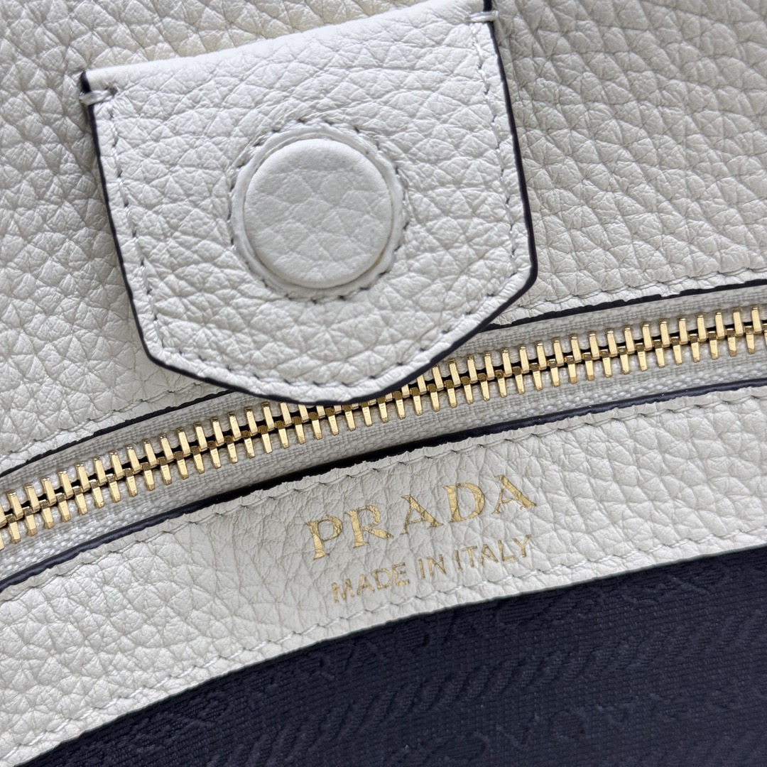 Сумка женская в стиле Prada tote белого цвета с плечевым ремнём (30×28×12 см)