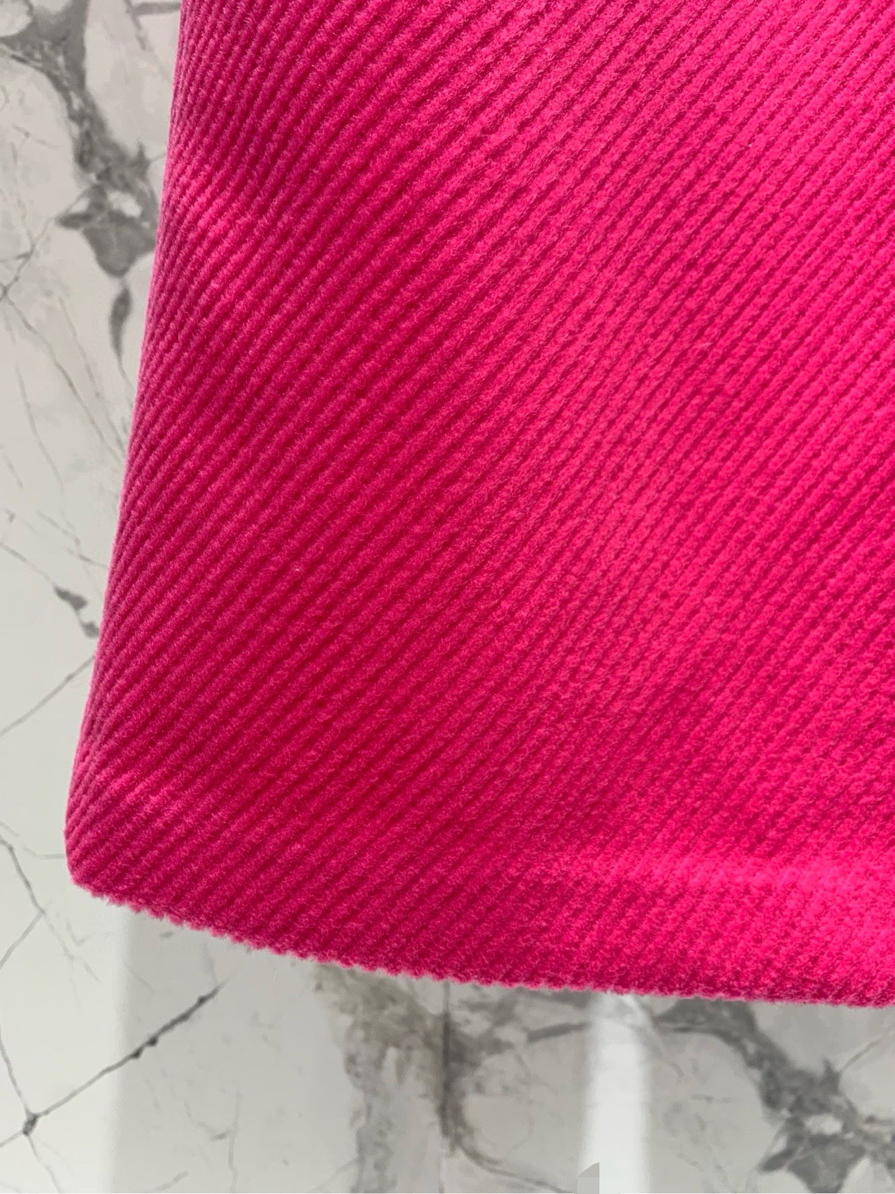 Брюки женские в стиле Saint Laurent из текстурной ткани ярко-розового цвета с широким силуэтом