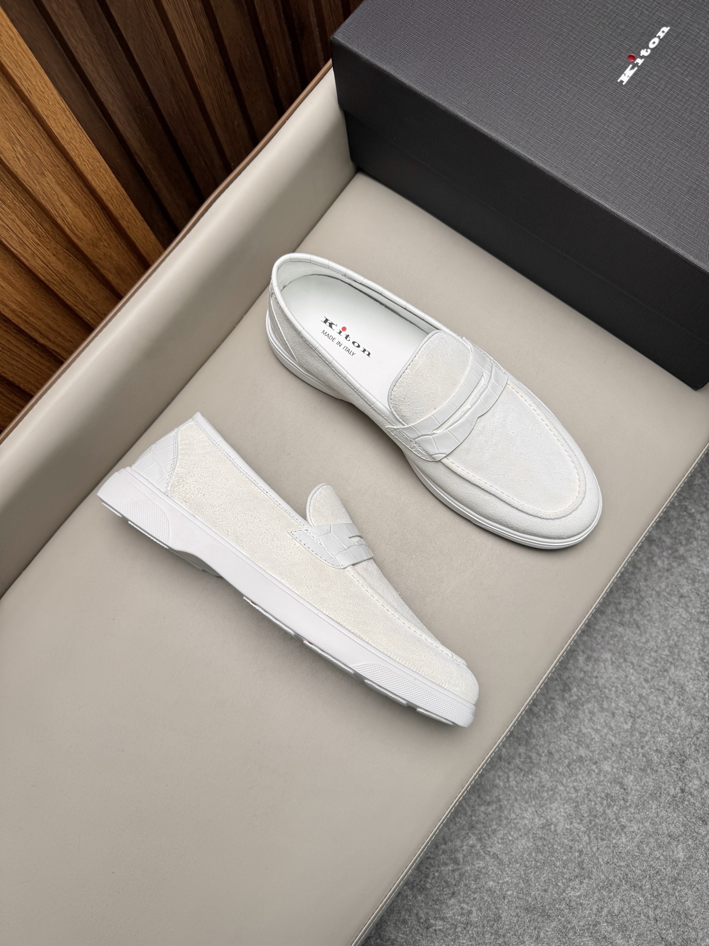 Лоферы мужские в стиле Kiton белого цвета