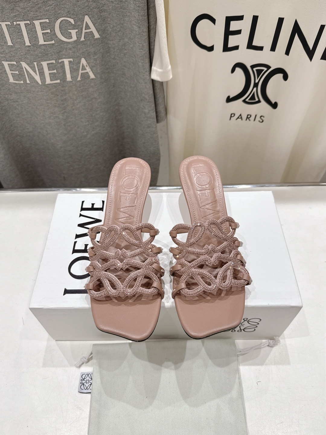 Босоножки женские в стиле LOEWE F036 пудрово-розового цвета с плетёными ремешками
