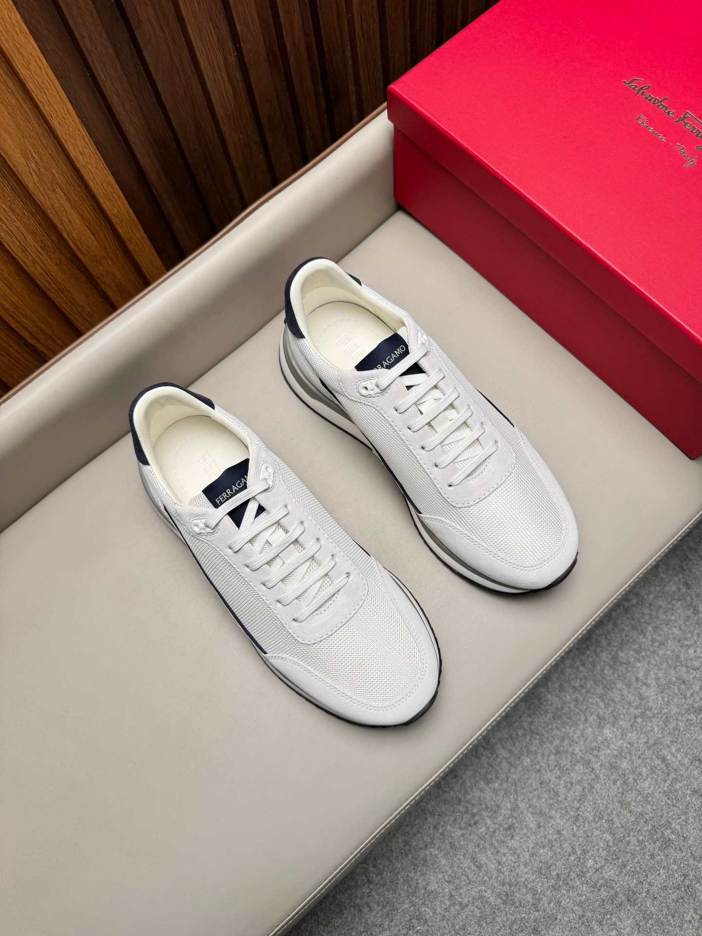 Кроссовки мужские в стиле Salvatore Ferragamo Low Cut Sneaker белого цвета