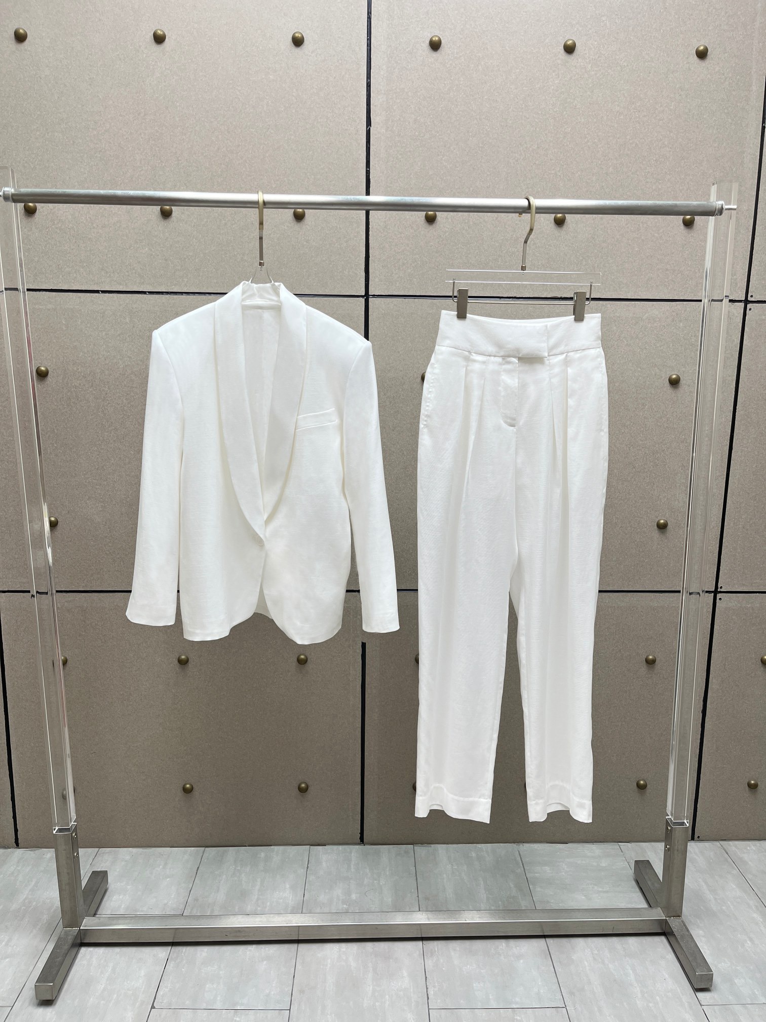 Пиджак женский в стиле Loro Piana белого цвета льняной с классическим кроем