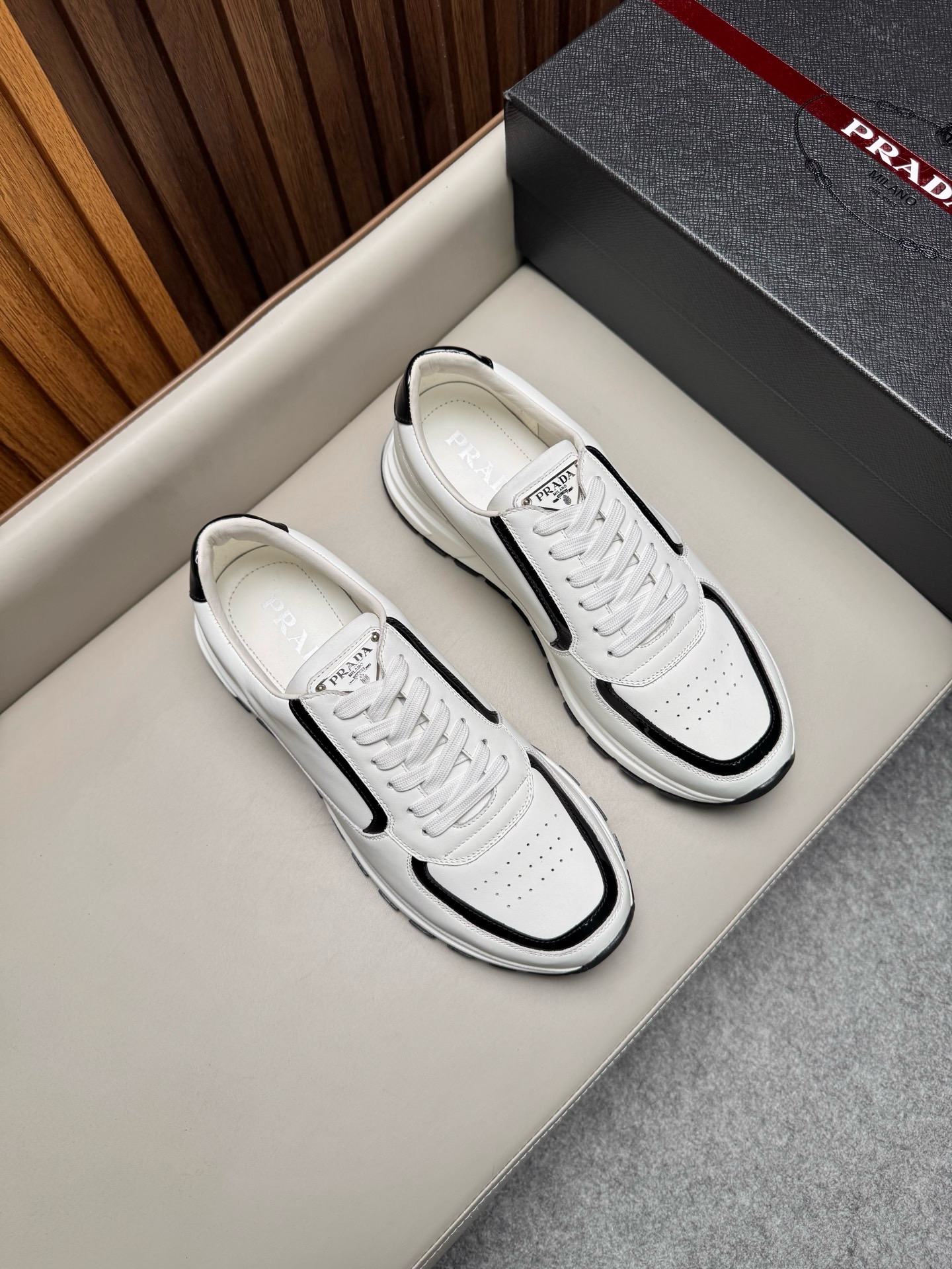 Кроссовки мужские в стиле Prada белого цвета с контрастной отделкой