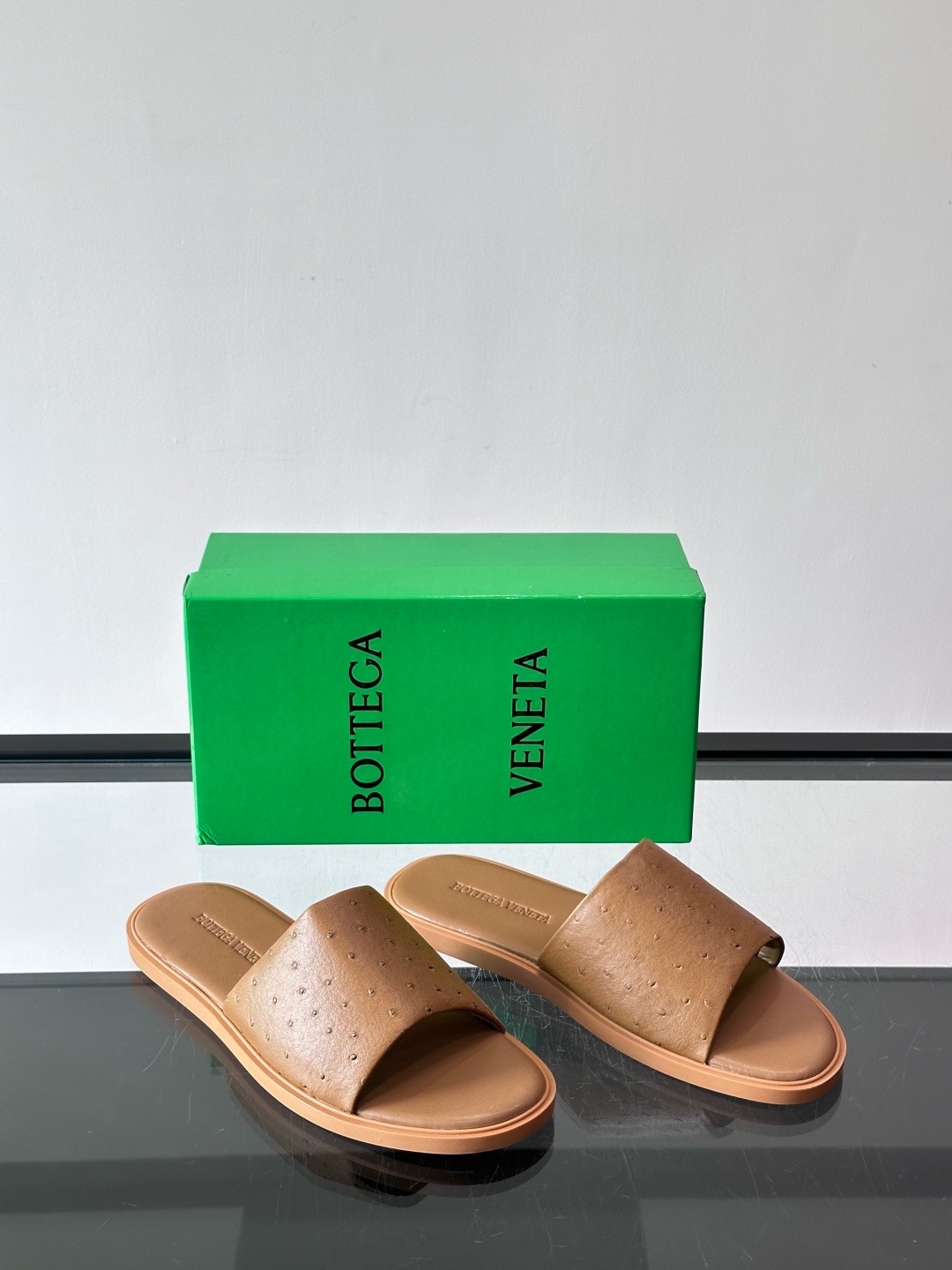 Шлепанцы мужские Bottega Veneta коричневого цвета