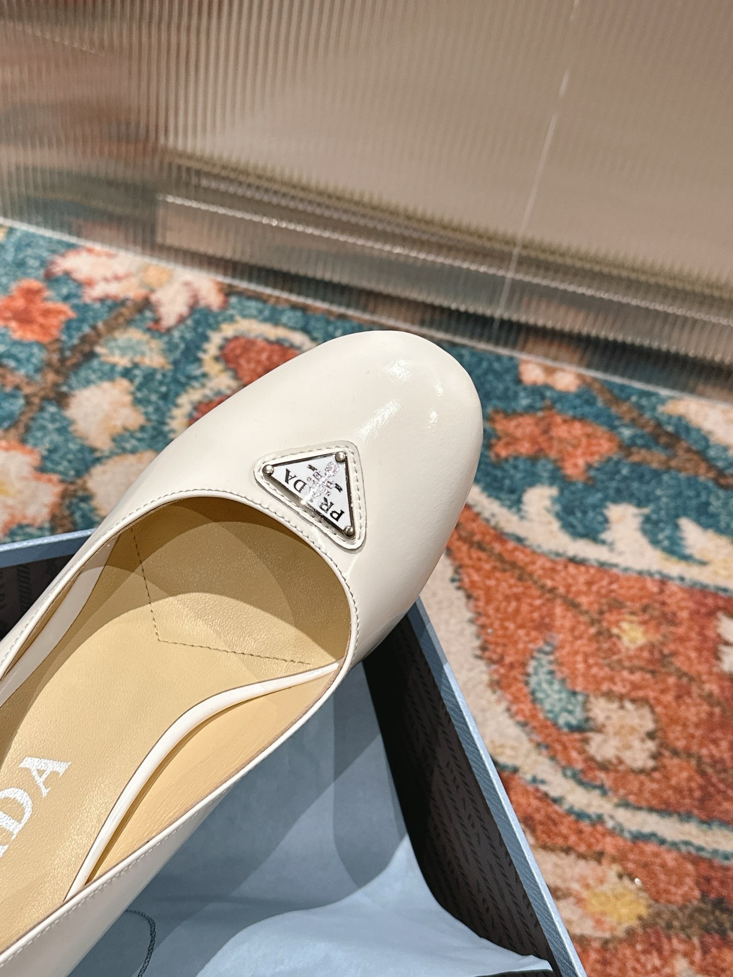 Туфли женские Prada из натуральной лакированной кожи белого цвета