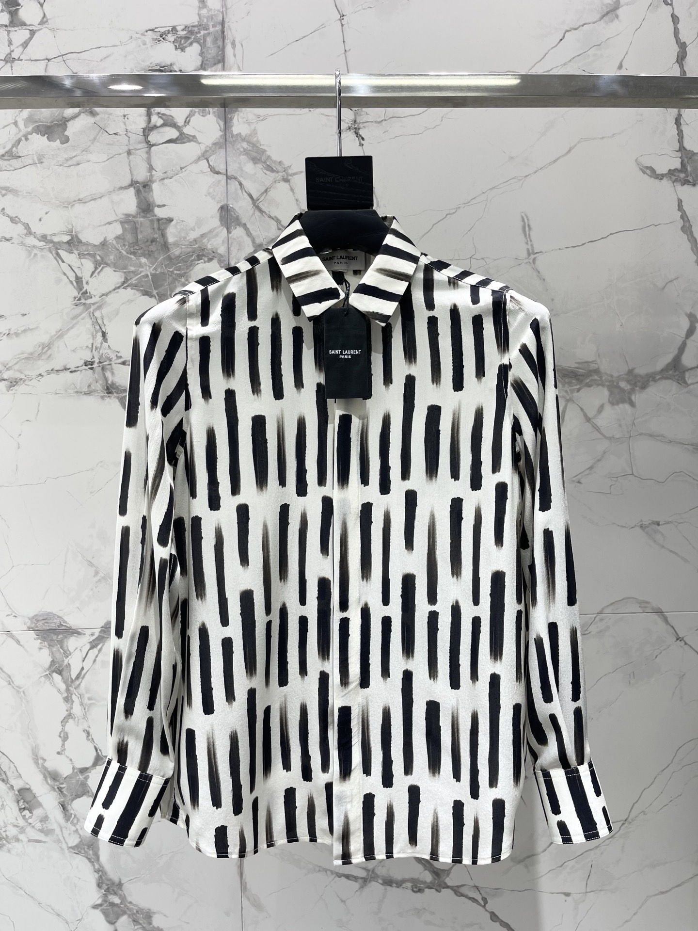 Рубашка женская в стиле Saint Laurent с принтом свободного кроя черно-белого цвета