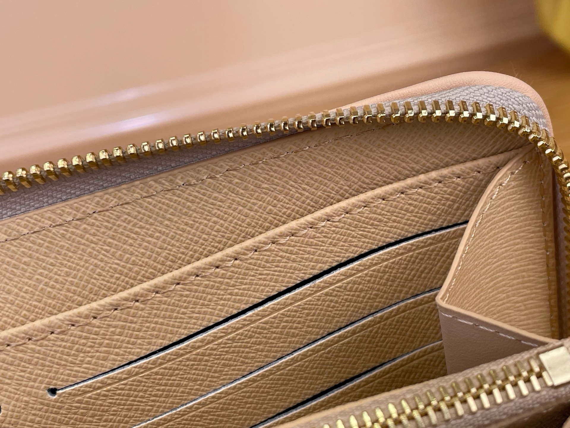 Кошелёк женский Louis Vuitton Zippy бежевого цвета