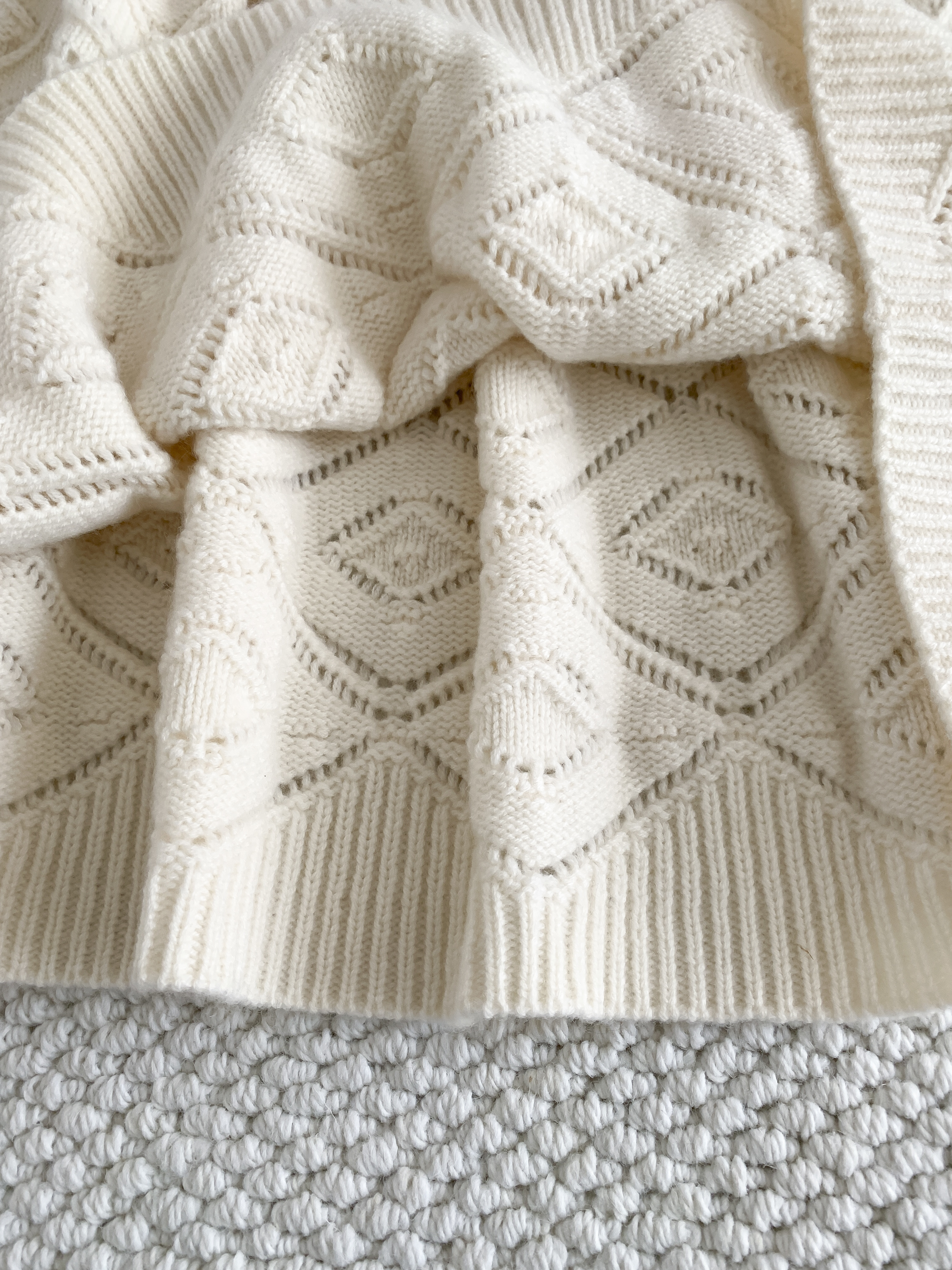 Юбка женская в стиле Loro Piana из кашемира с фактурной вязкой молочного цвета