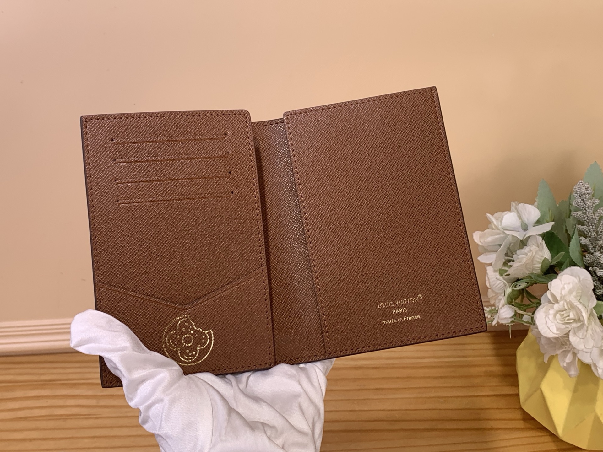 Обложка унисекс для паспорта в стиле Louis Vuitton Monogram Donuts коричневого цвета