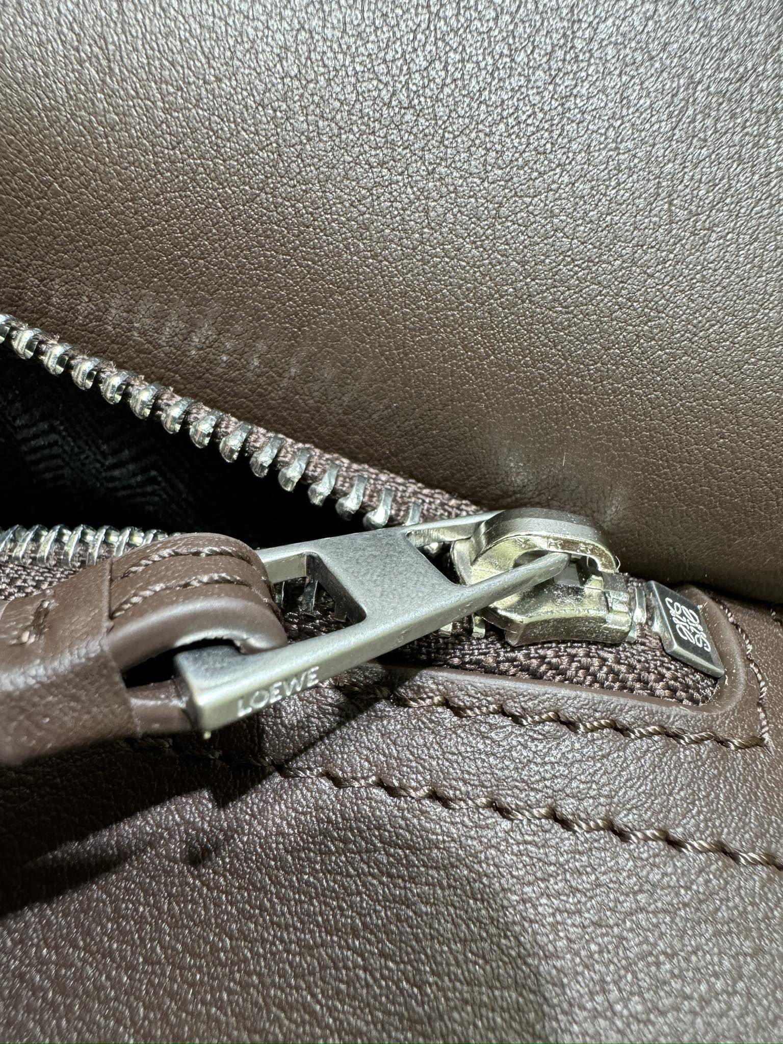 Сумка женская в стиле Loewe Biker Puzzle коричневого цвета