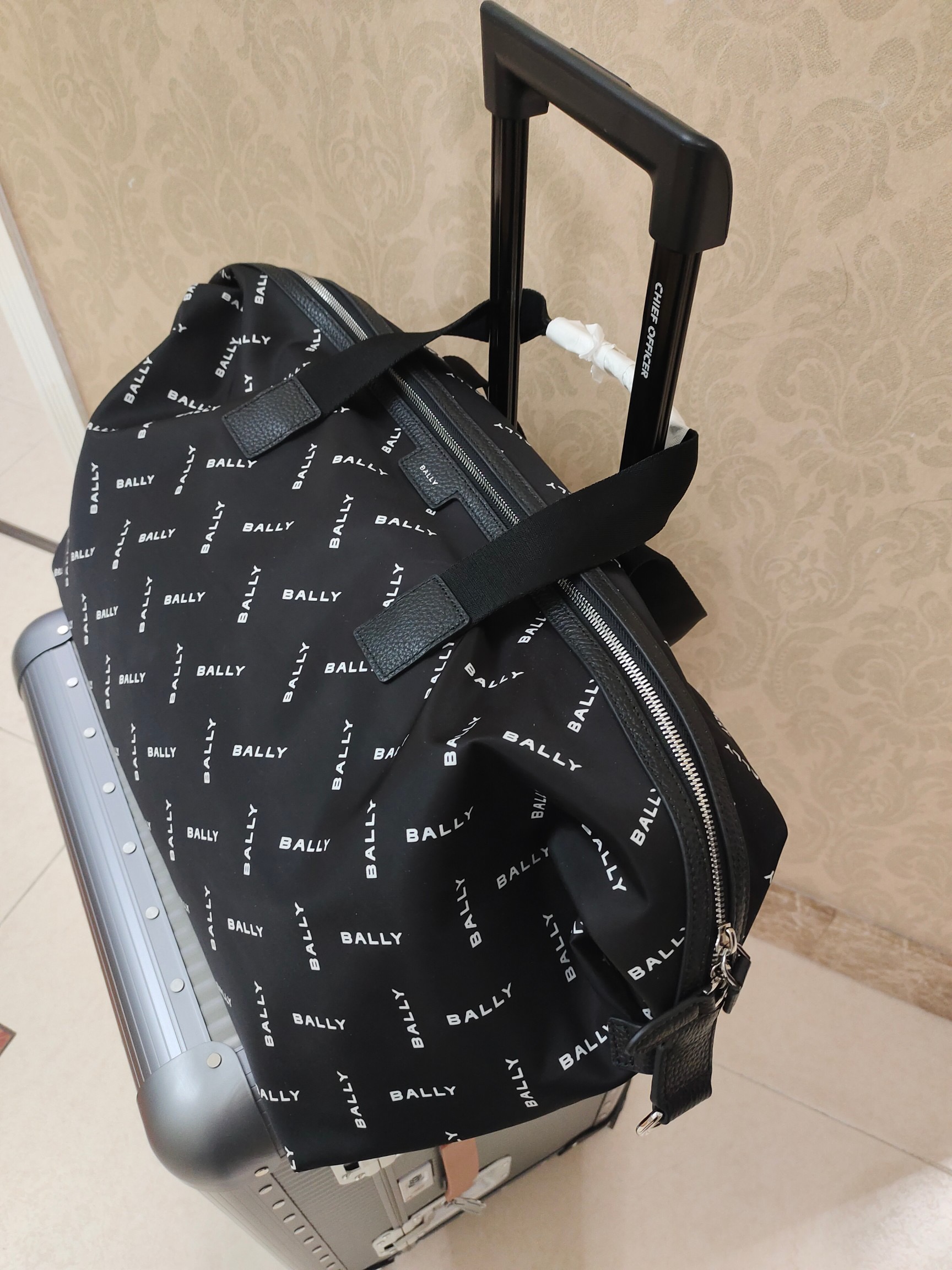 Дорожная сумка унисекс в стиле Bally из водоотталкивающего текстиля с кожаными элементами чёрного цвета