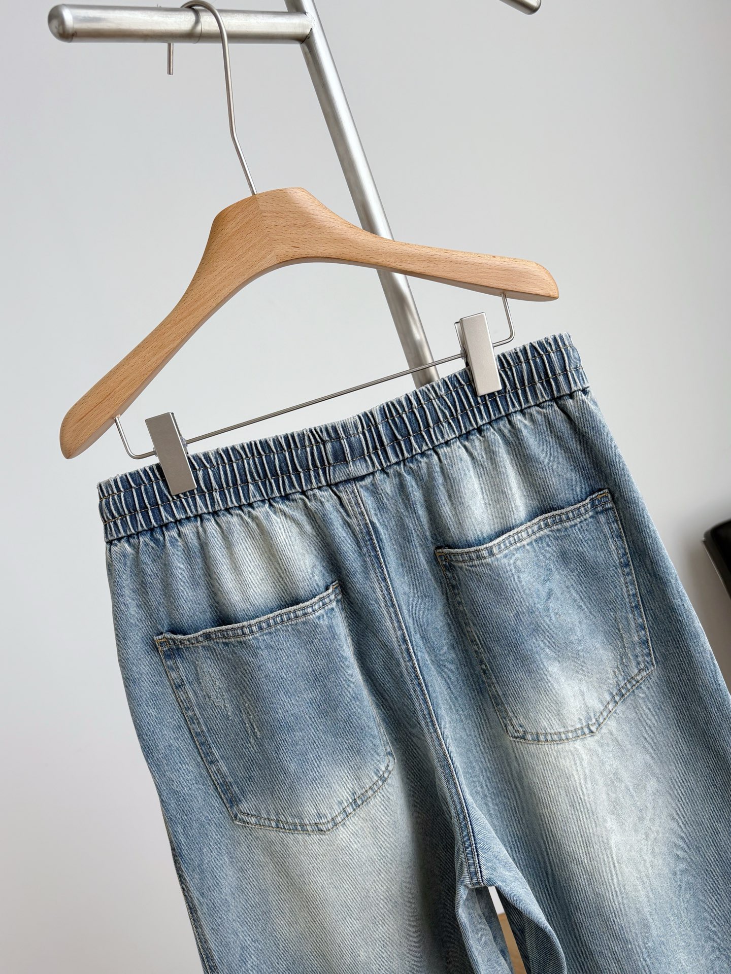 Джинсы мужские в стиле Bottega Veneta из денима синего цвета свободного кроя