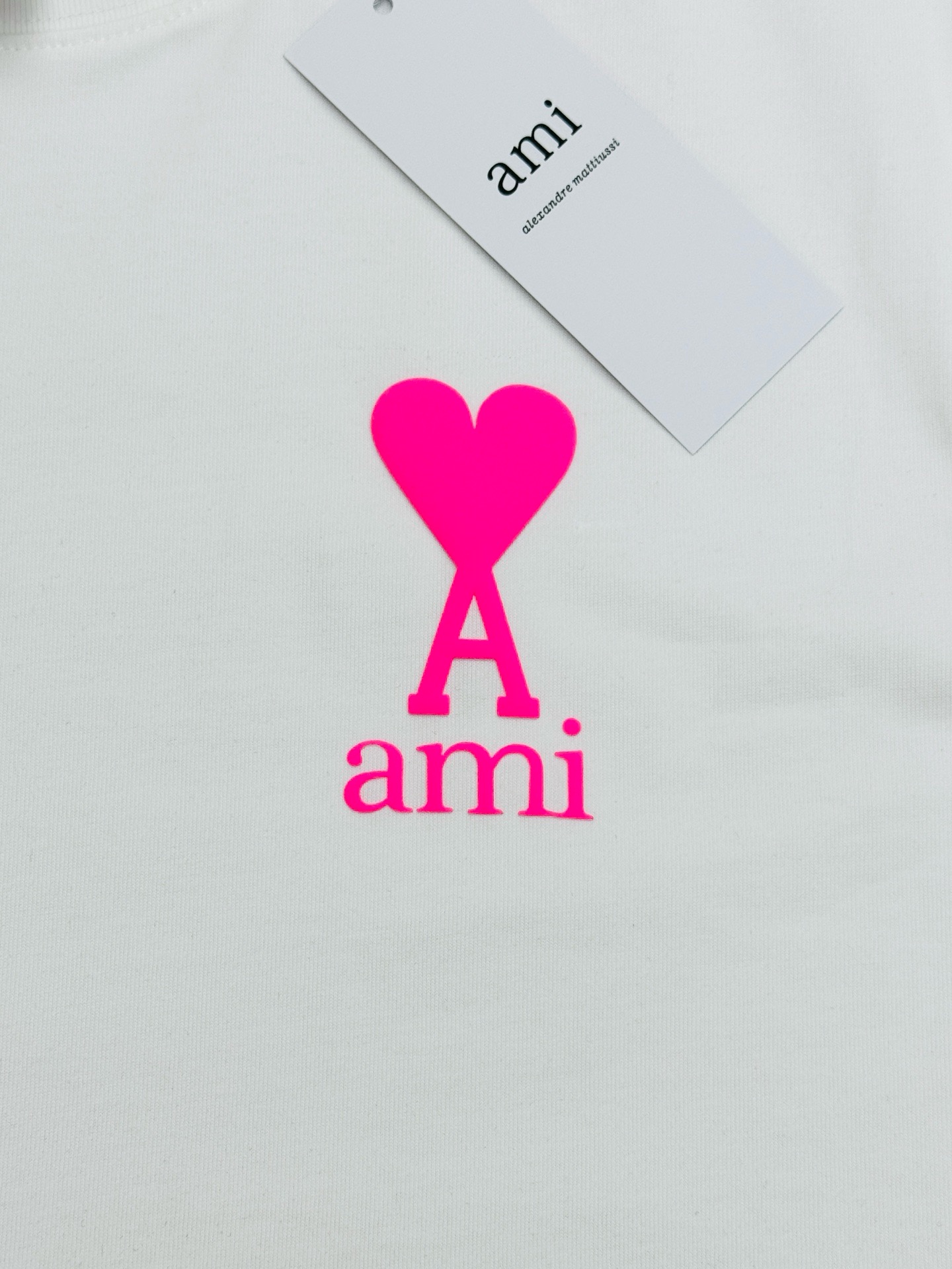 Футболка мужская в стиле AMI Paris с флуоресцентным логотипом