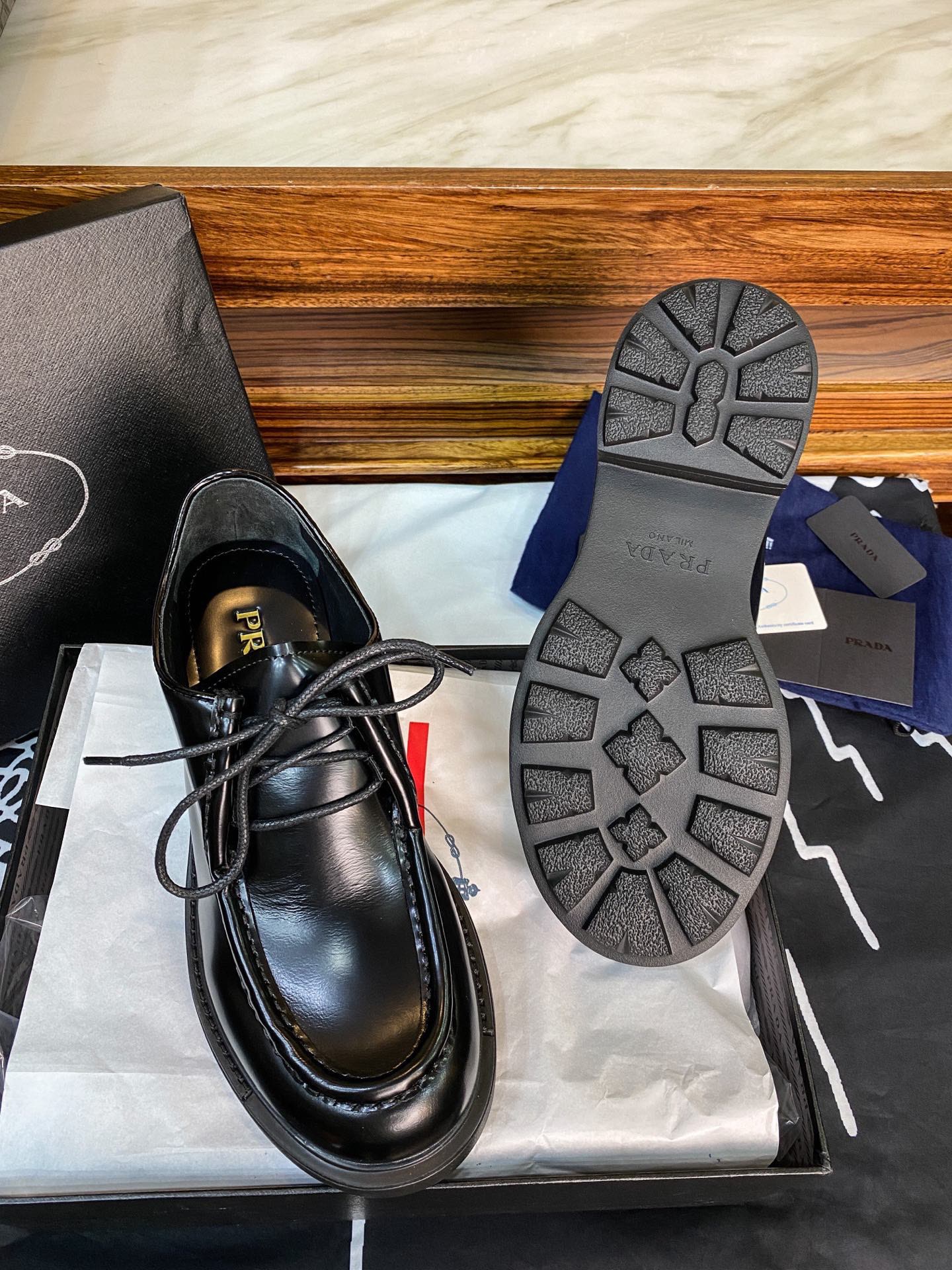 Дерби мужские в стиле Prada из натуральной гладкой кожи с массивной подошвой чёрного цвета