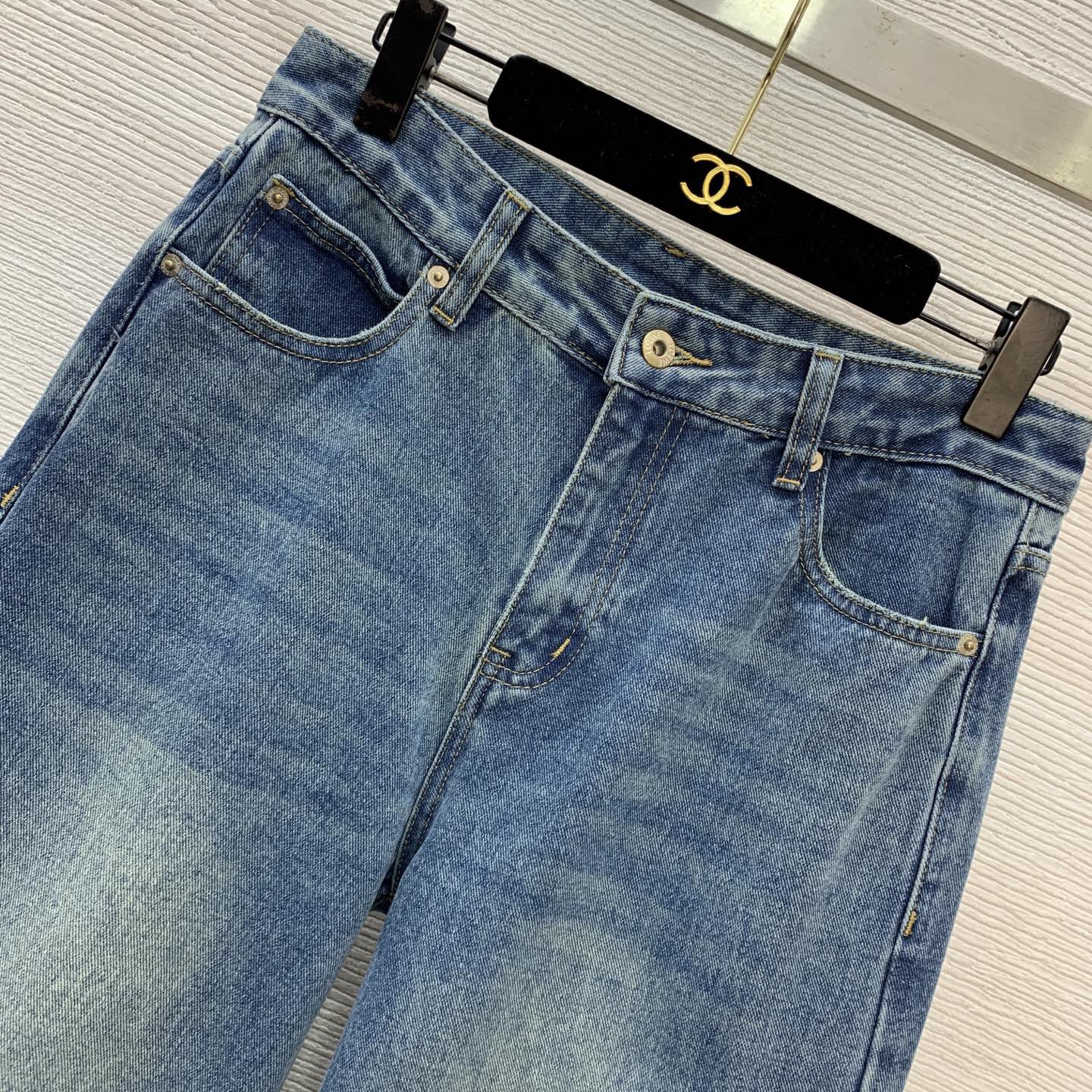 Джинсы женские в стиле Loewe синего цвета прямого кроя с декоративной вышивкой