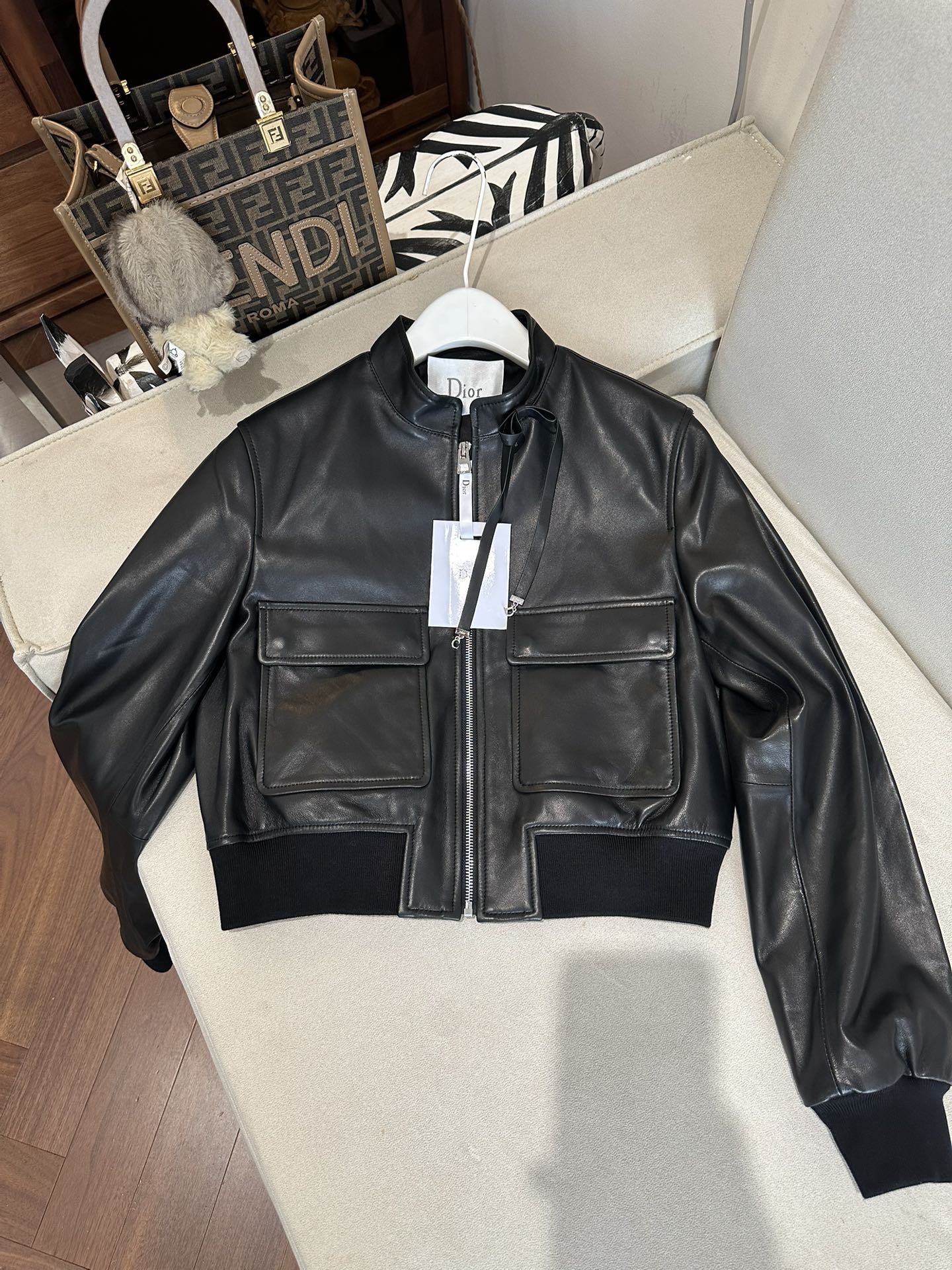 Куртка женская в стиле Dior черного цвета укороченная из натуральной кожи с накладными карманами