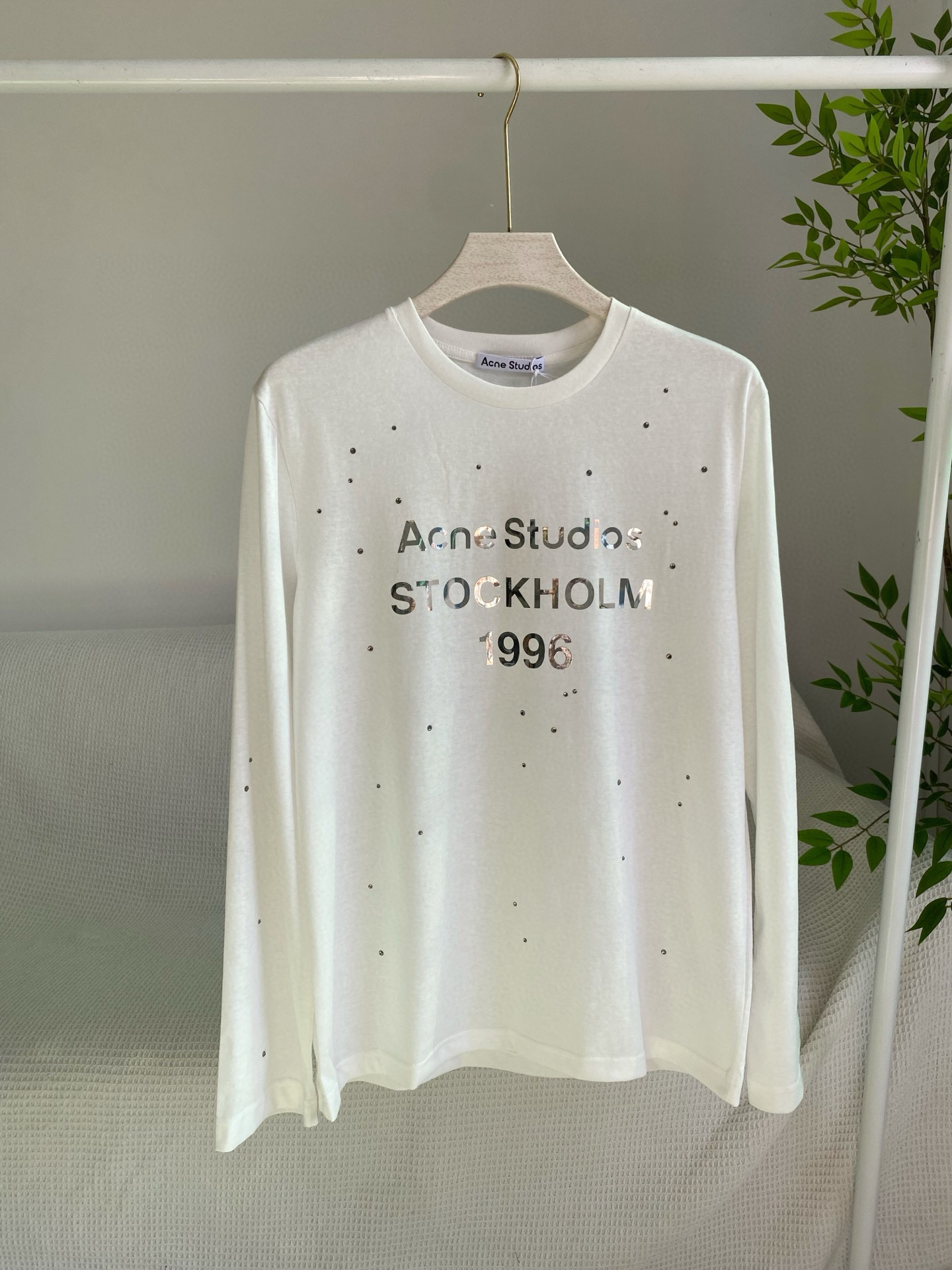 Лонгслив женский в стиле Acne Studios 1996 с металлическим логотипом и стразами в чёрном/белом цвете