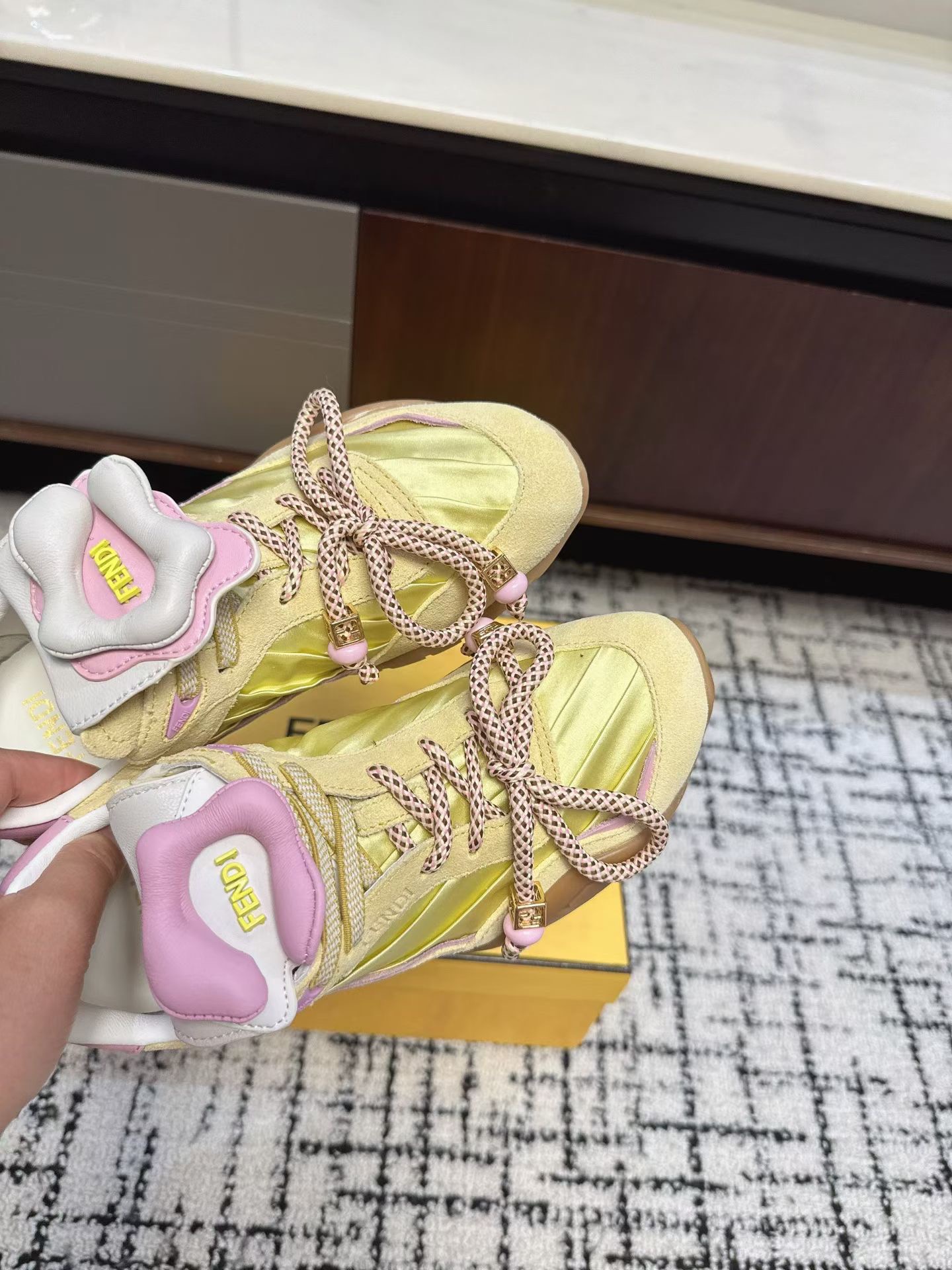 Кроссовки женские в стиле Fendi Delfina жёлтого цвета