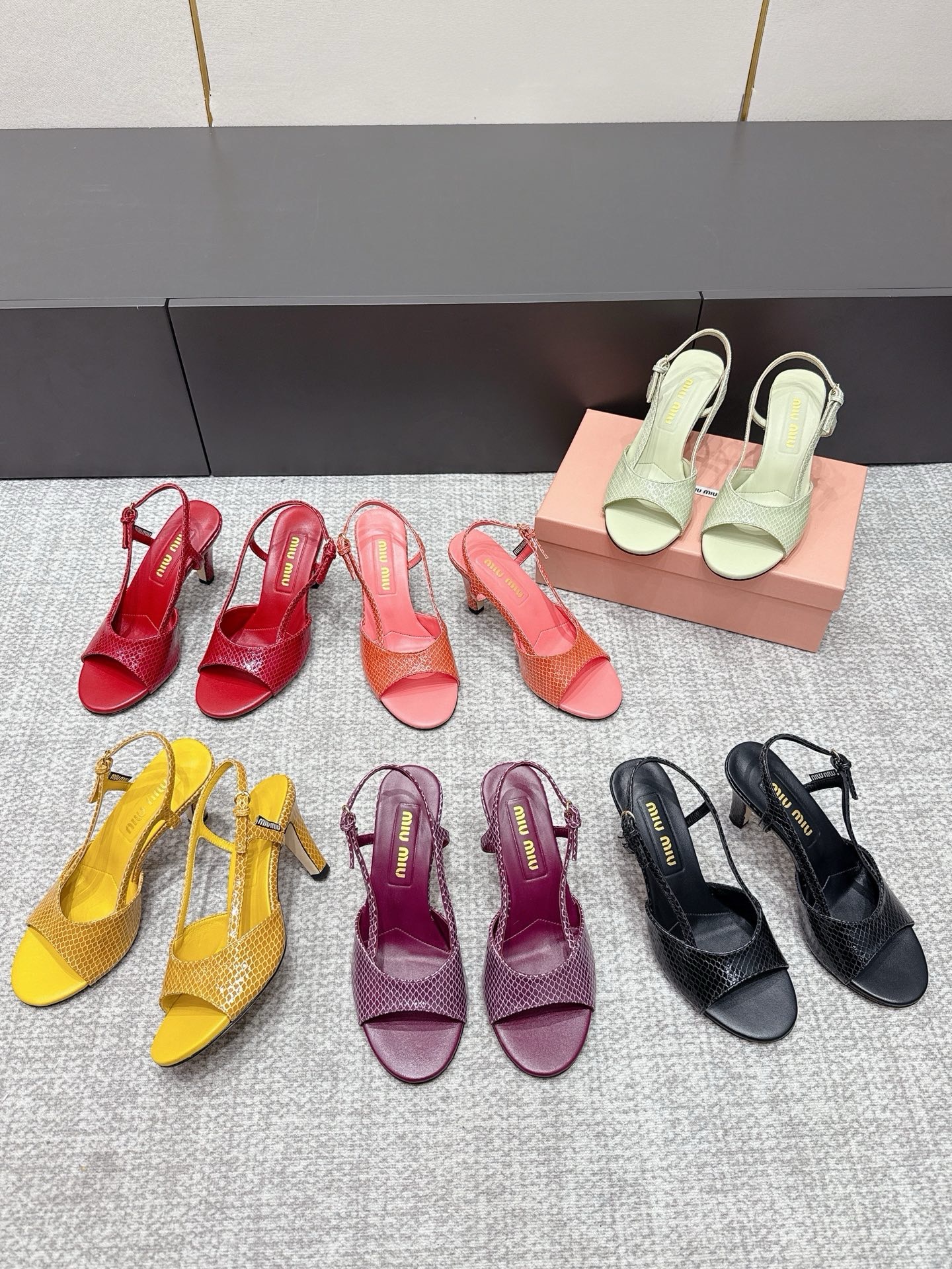 Босоножки женские Miu Miu фиолетового цвета