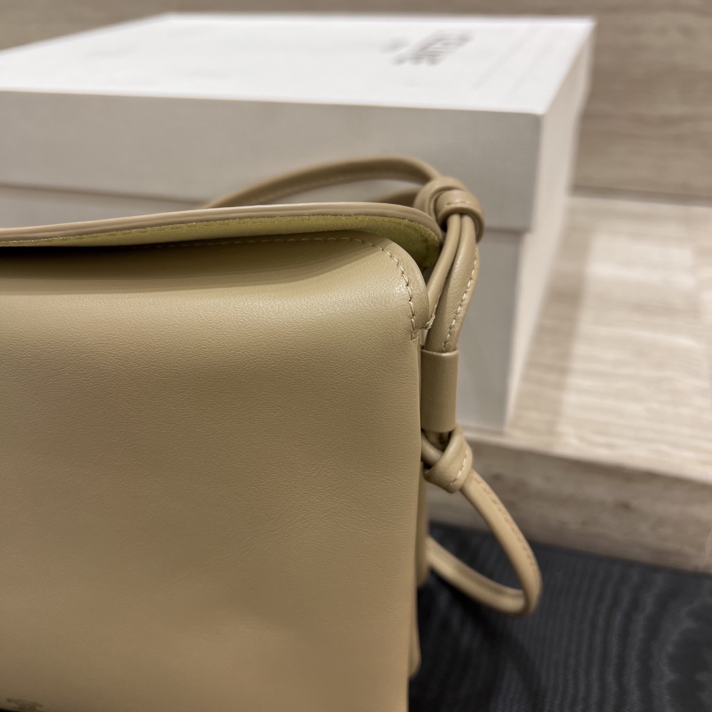 Сумка женская в стиле Celine Trio Flap бежевого цвета