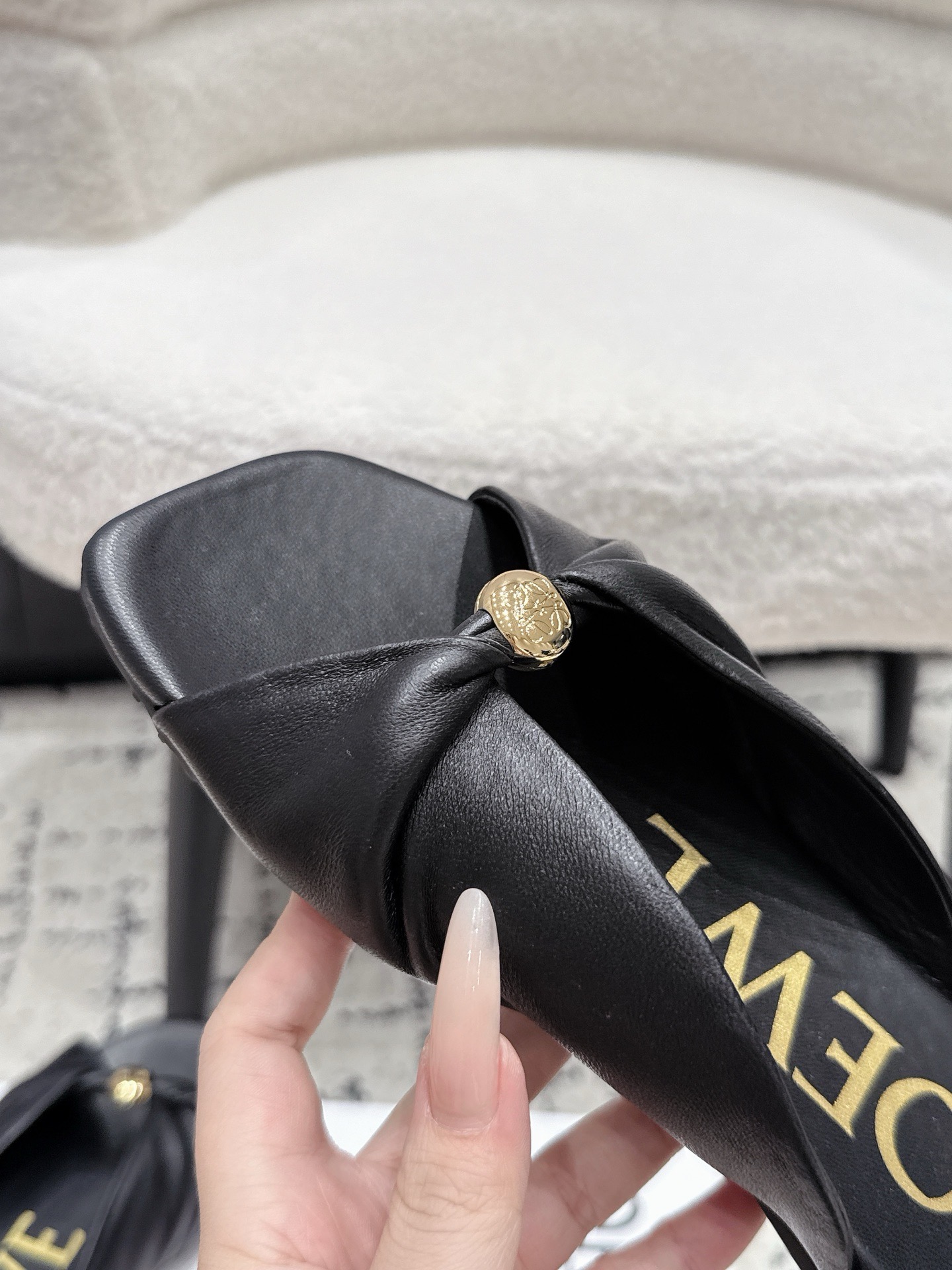 Мюли женские Loewe Pebble Soft Slide чёрного цвета