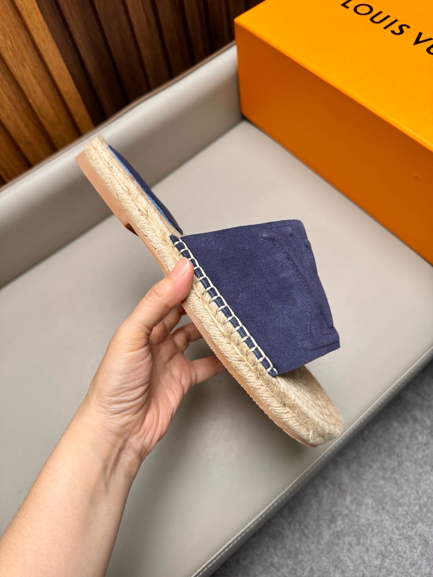 Шлёпанцы мужские в стиле Louis Vuitton из натуральной замши синего цвета