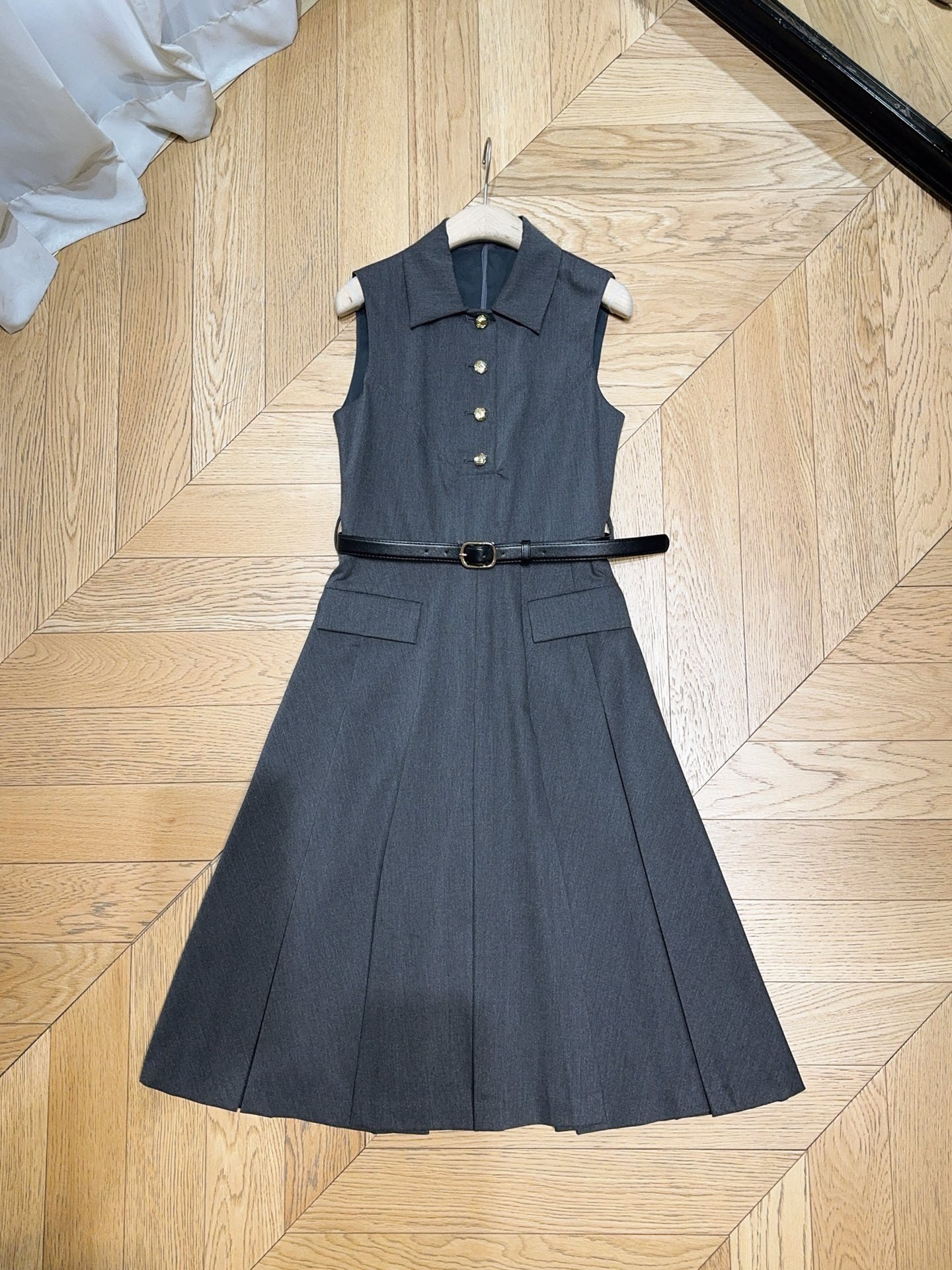 Платье женское в стиле Self-Portrait серо-синего цвета миди без рукавов с поясом