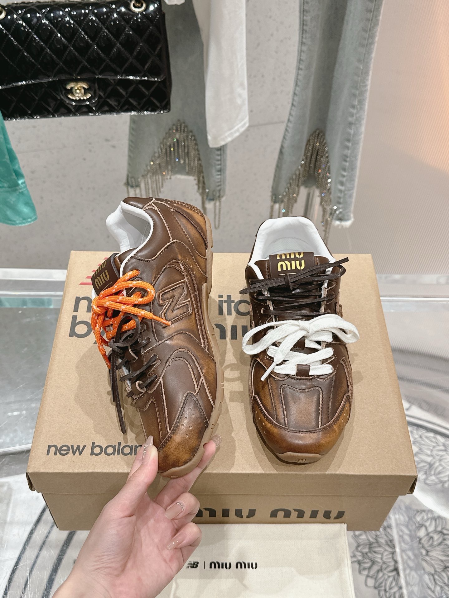 Кроссовки Miu Miu x New Balance коричневого цвета