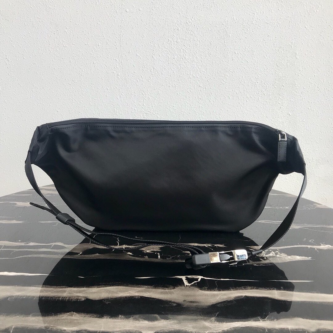Сумка поясная мужская в стиле Prada Re-Nylon чёрного цвета с несколькими карманами