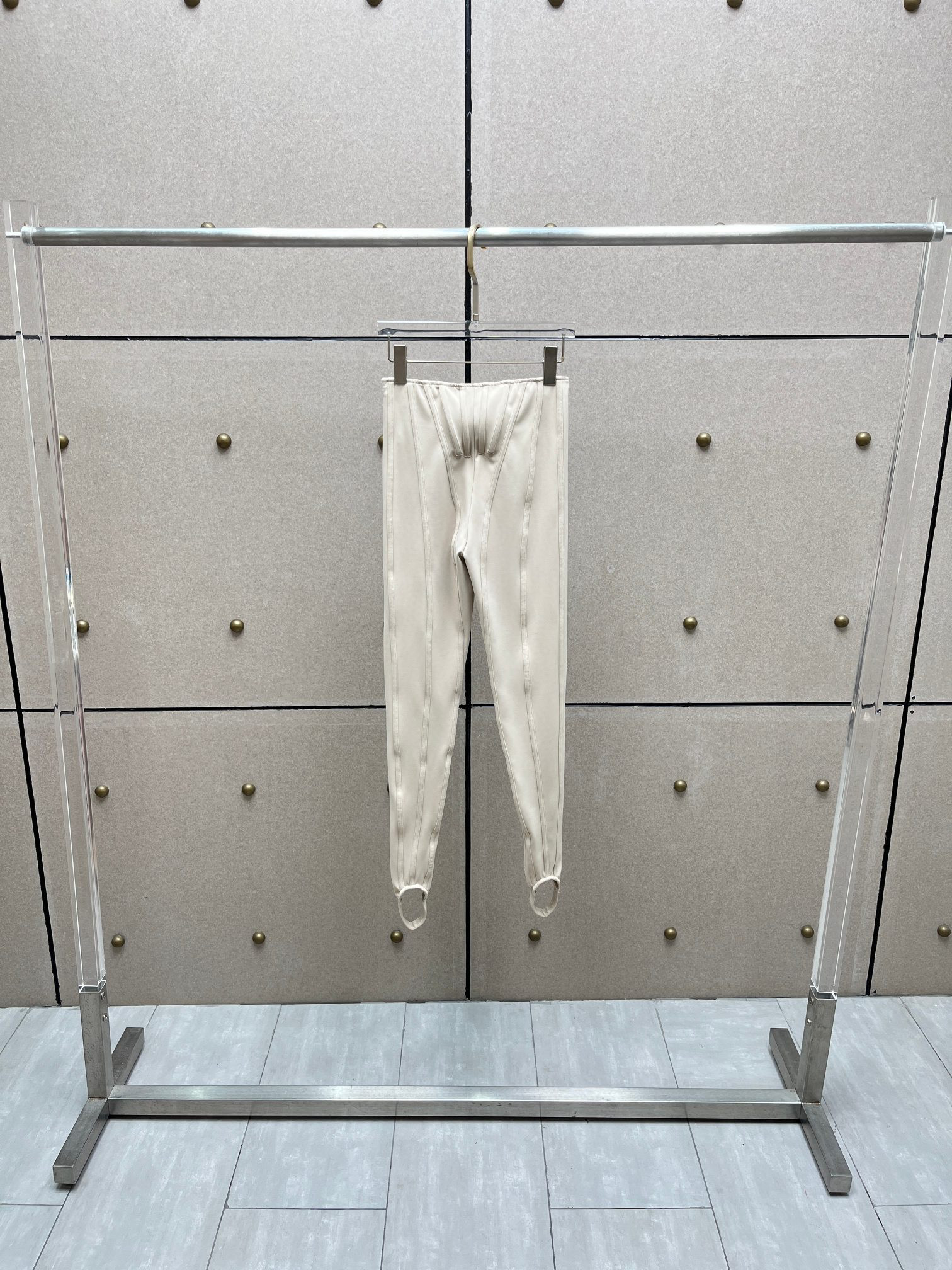 Леггинсы женские в стиле Mugler Fishbone из эластичной ткани молочного цвета