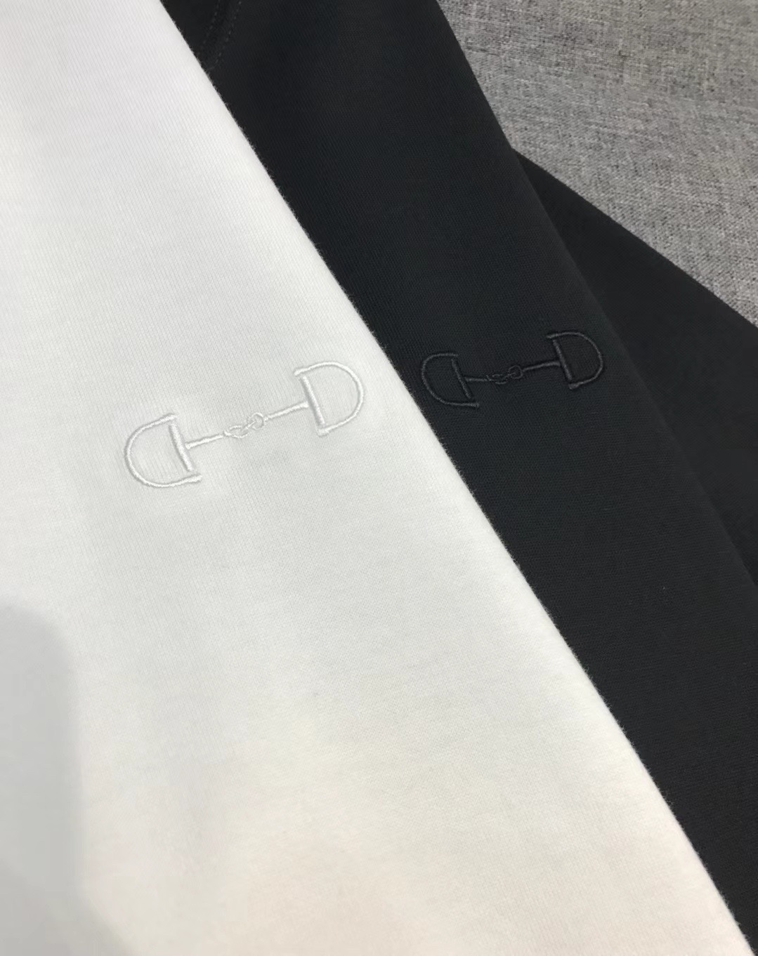 Футболка мужская в стиле Gucci с коротким рукавом белого и чёрного цвета