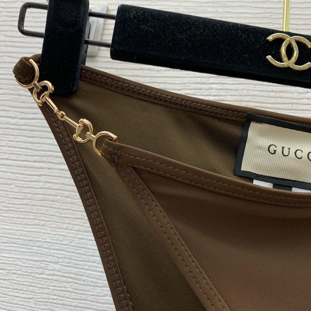 Купальник женский в стиле Gucci коричневого цвета с металлической фурнитурой
