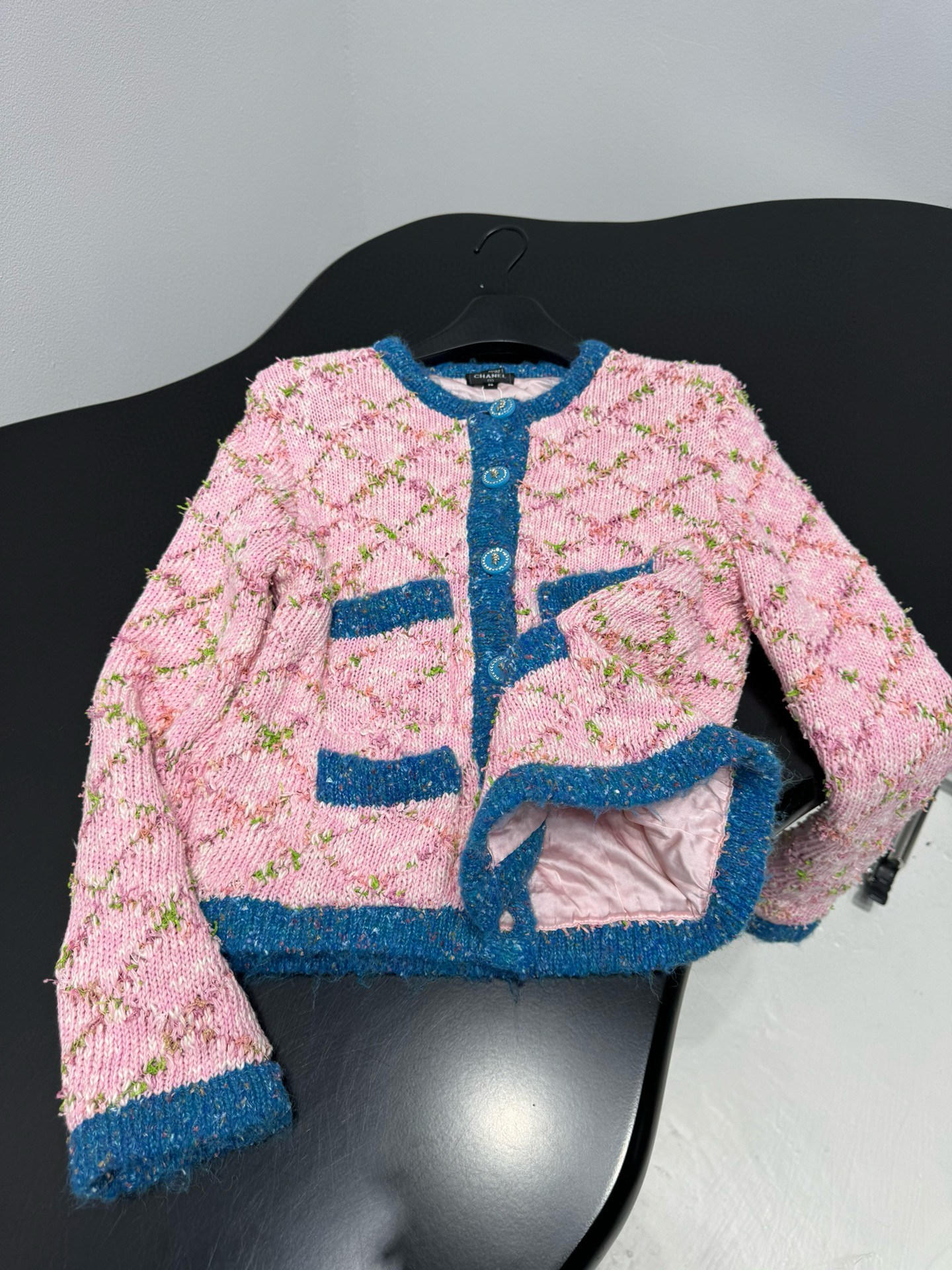 Кардиган женский в стиле Chanel из шерстяного твида розового цвета с контрастной отделкой